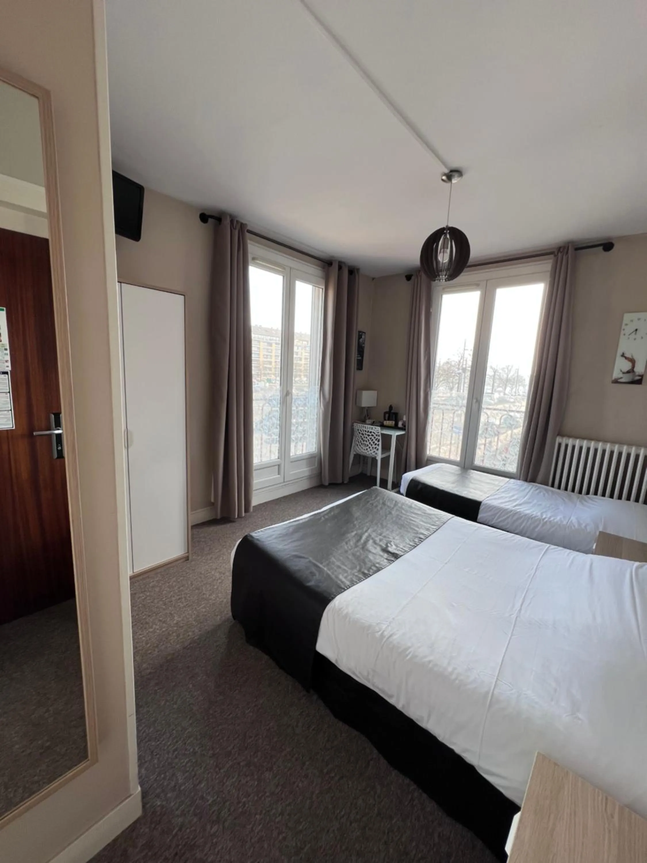 Photo of the whole room, Bed in Hotel De l'Univers