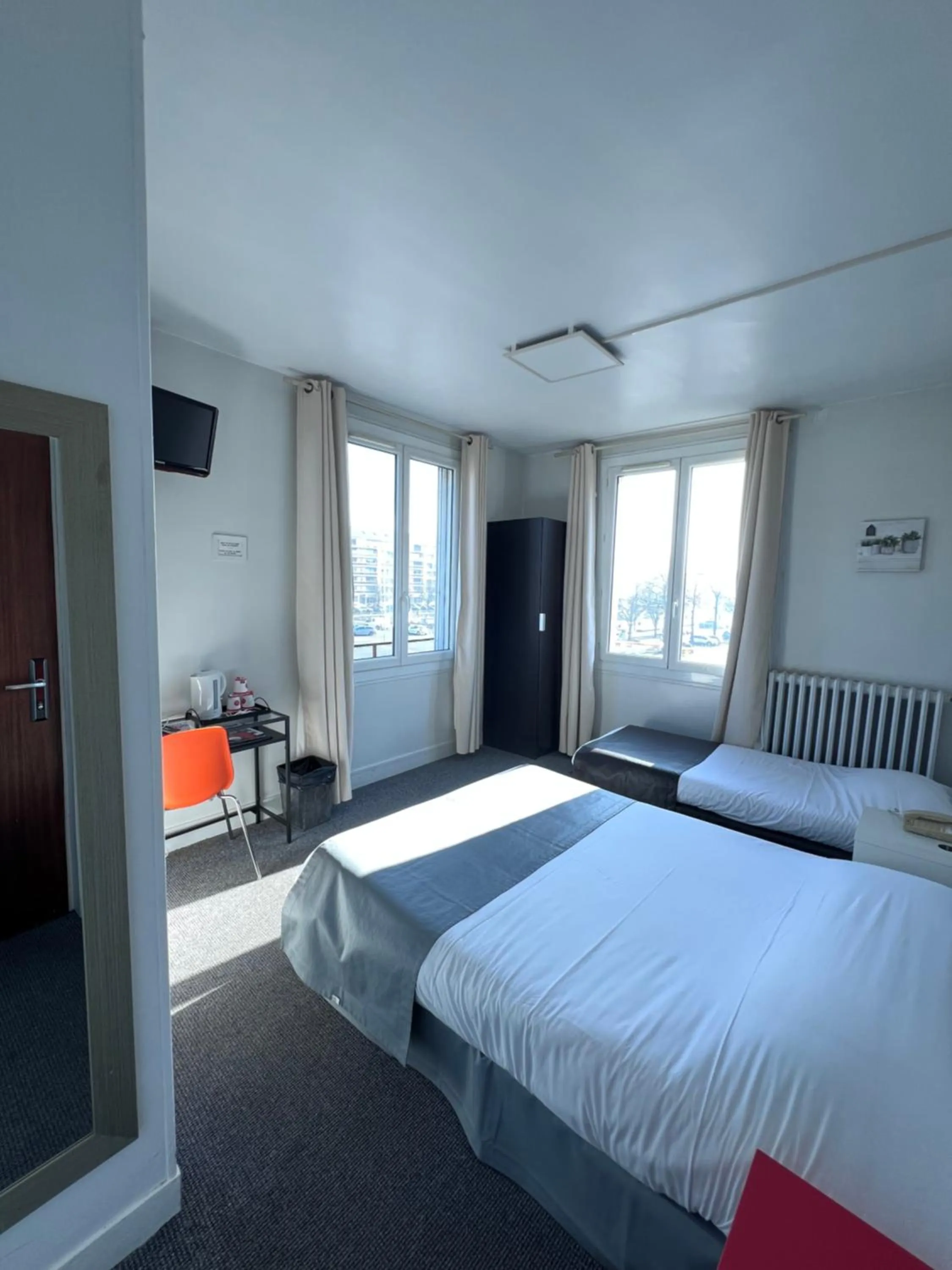 Photo of the whole room, Bed in Hotel De l'Univers