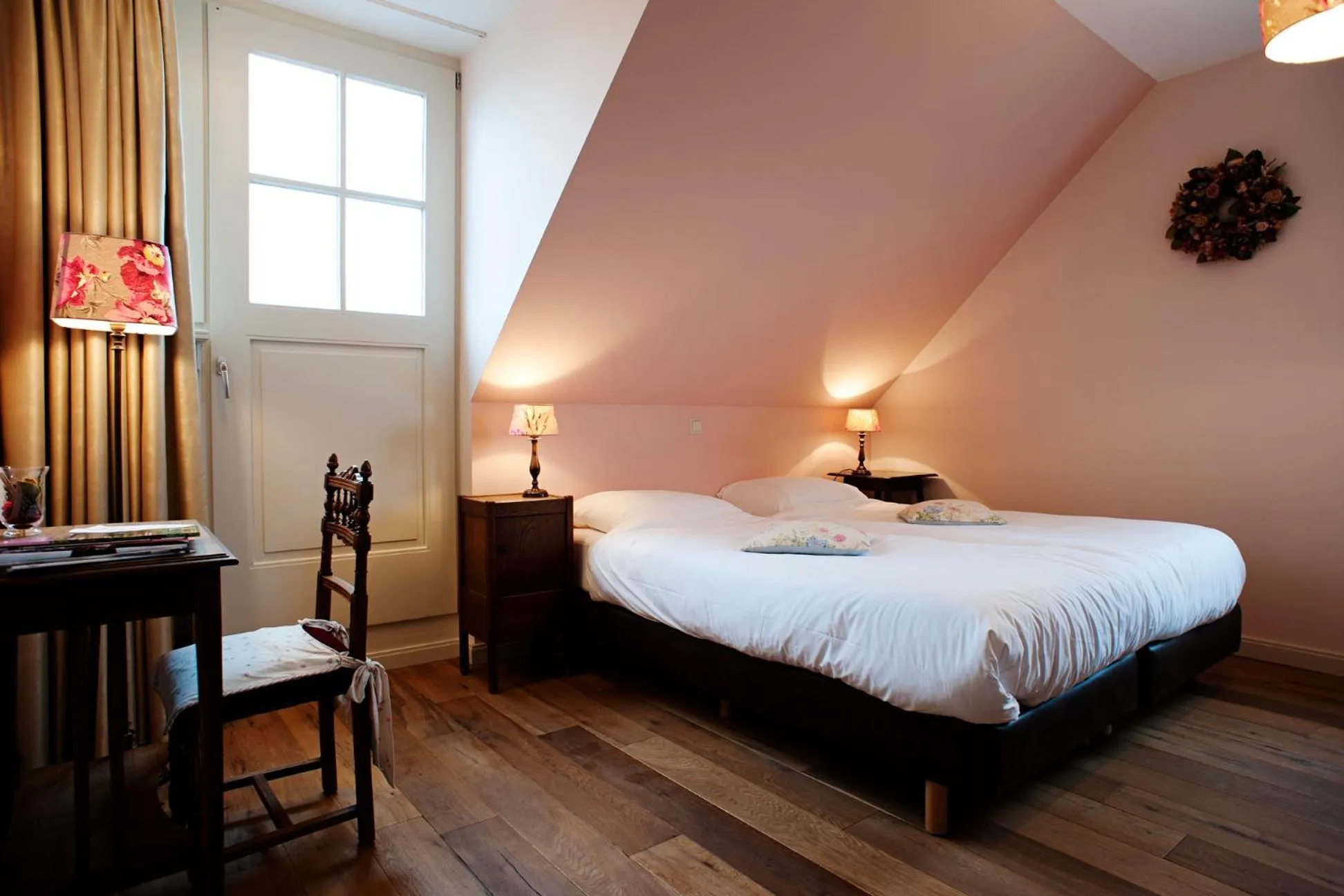 Photo of the whole room, Bed in De Sfeerstal