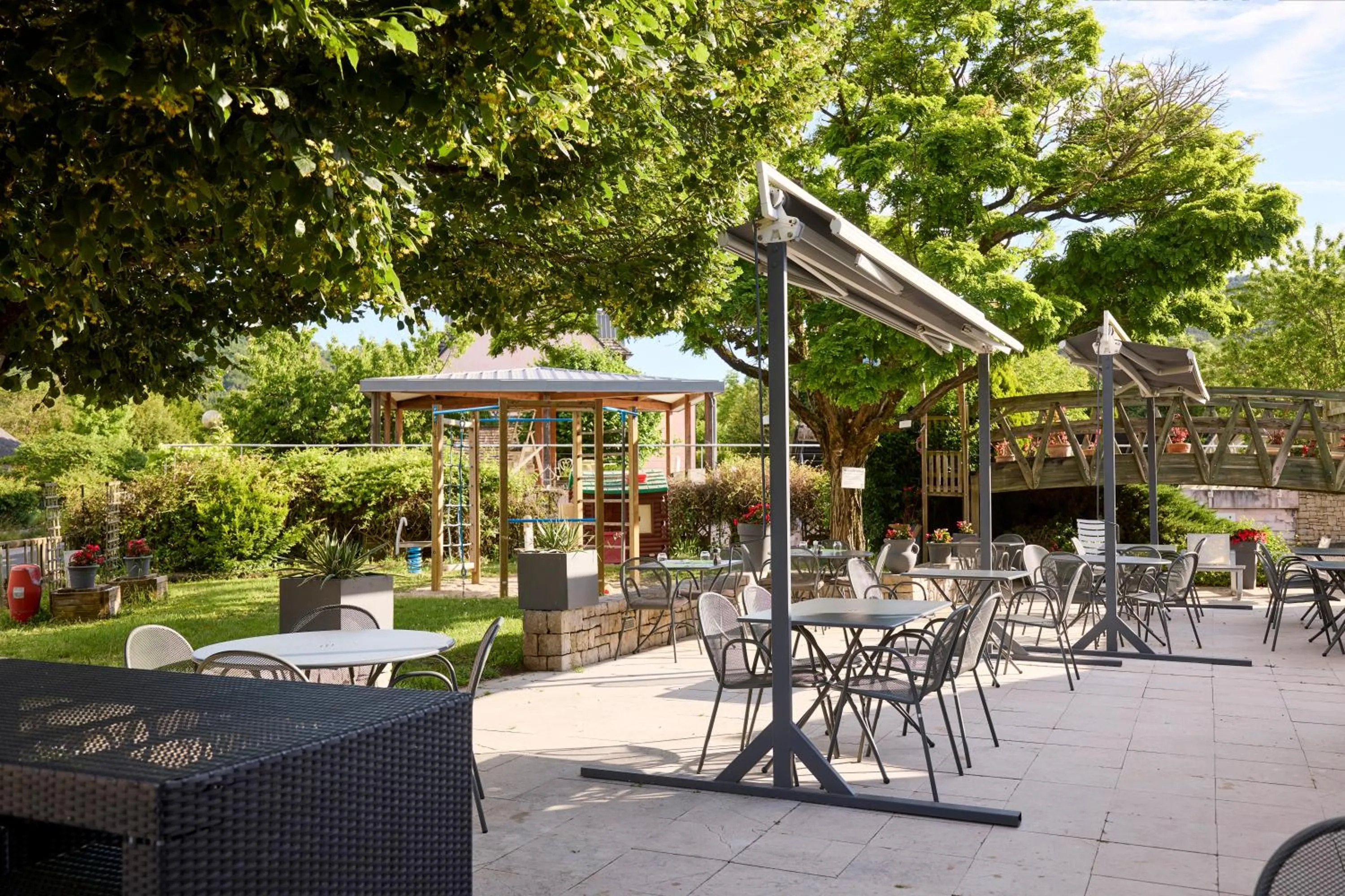 Patio in Hôtel-Restaurant Le Calice Du Gevaudan - A75