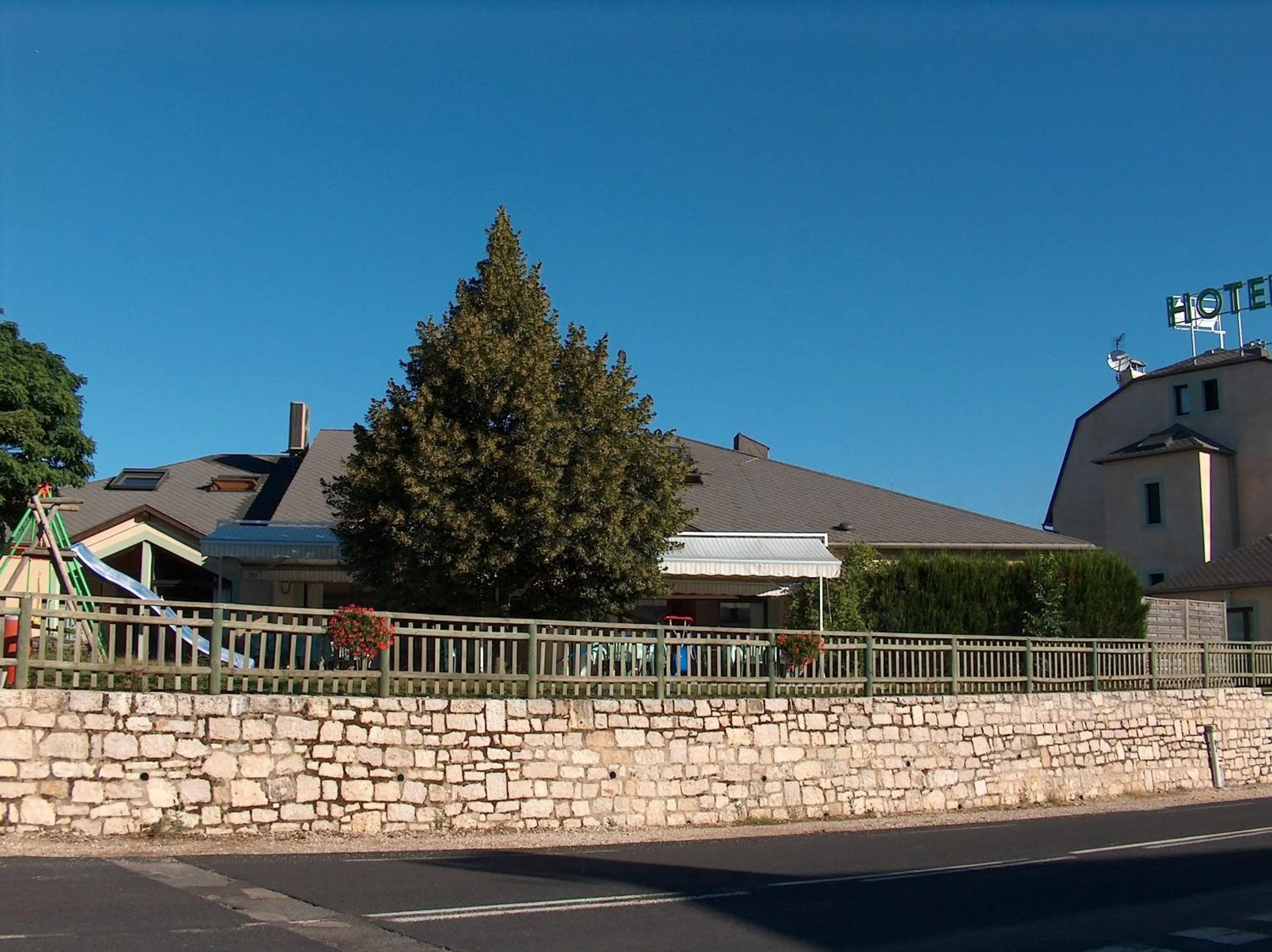 Restaurant/places to eat in Hôtel-Restaurant Le Calice Du Gevaudan - A75