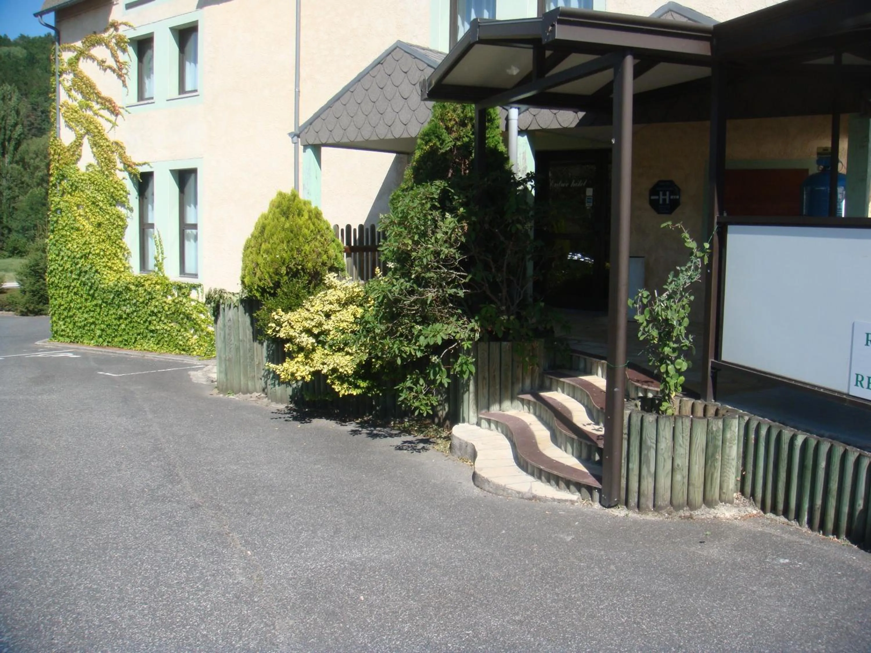 Facade/entrance in Hôtel-Restaurant Le Calice Du Gevaudan - A75