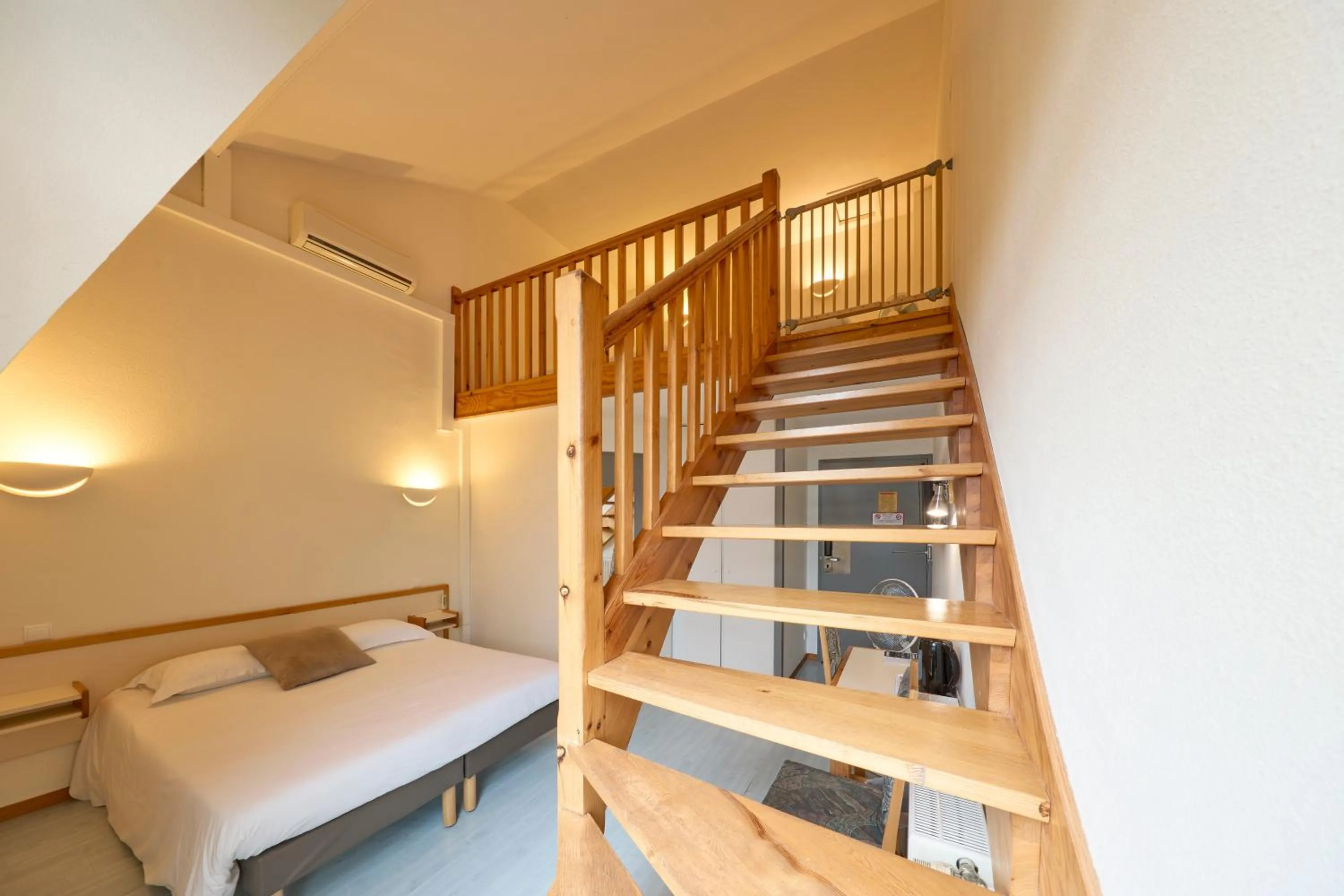 Photo of the whole room, Bed in Hôtel-Restaurant Le Calice Du Gevaudan - A75