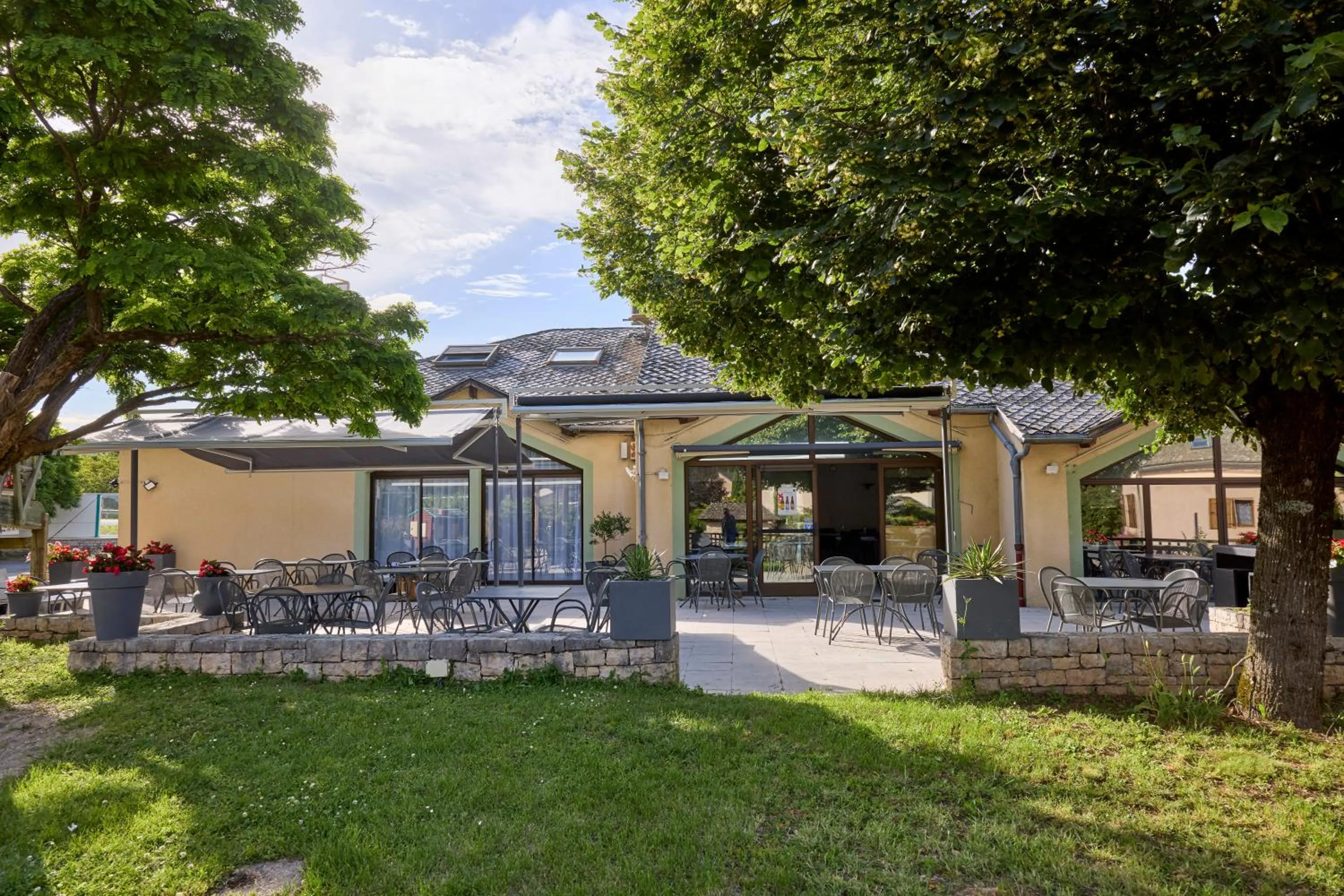 Patio in Hôtel-Restaurant Le Calice Du Gevaudan - A75