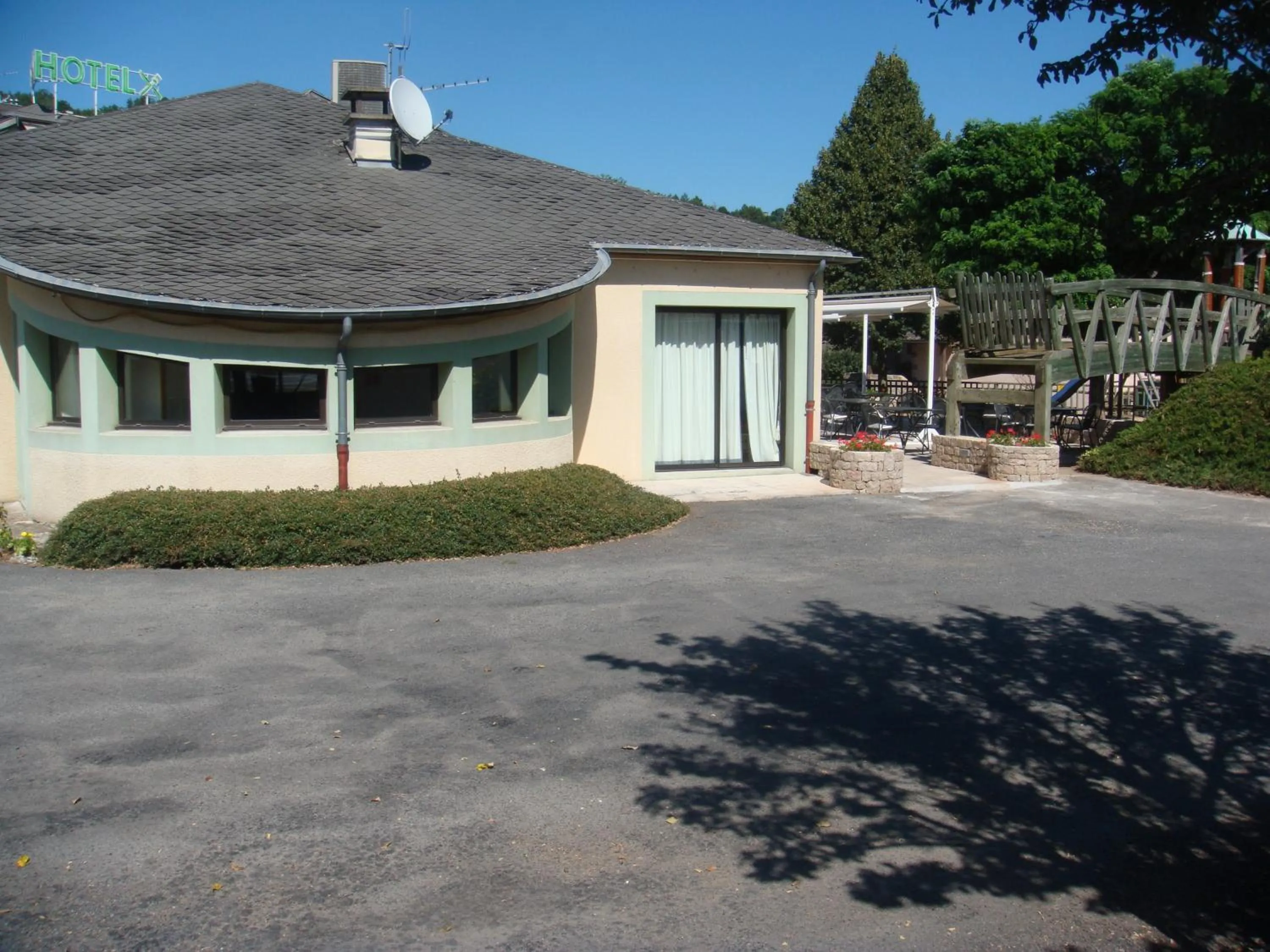 Facade/entrance in Hôtel-Restaurant Le Calice Du Gevaudan - A75