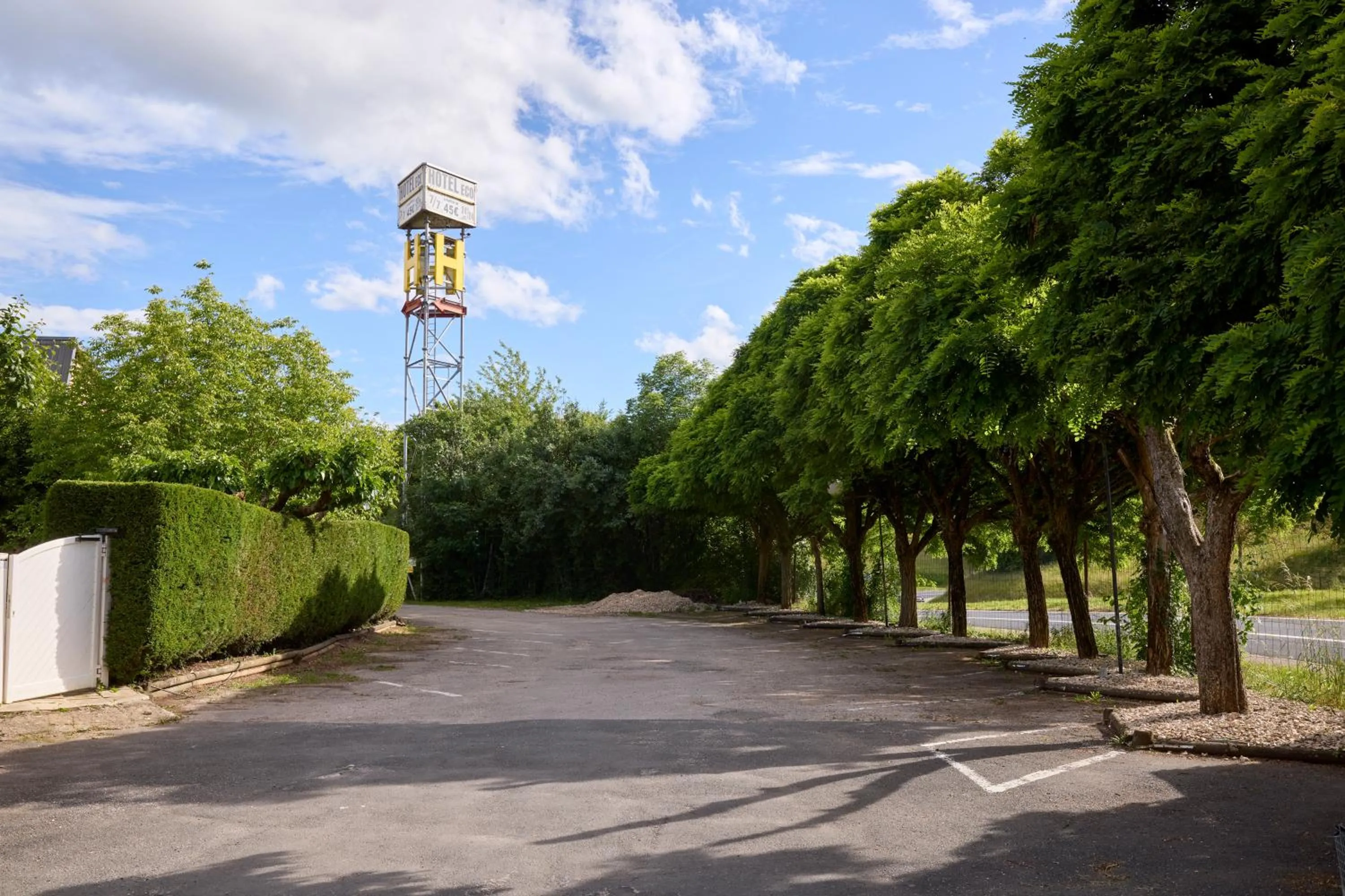 Parking in Hôtel-Restaurant Le Calice Du Gevaudan - A75