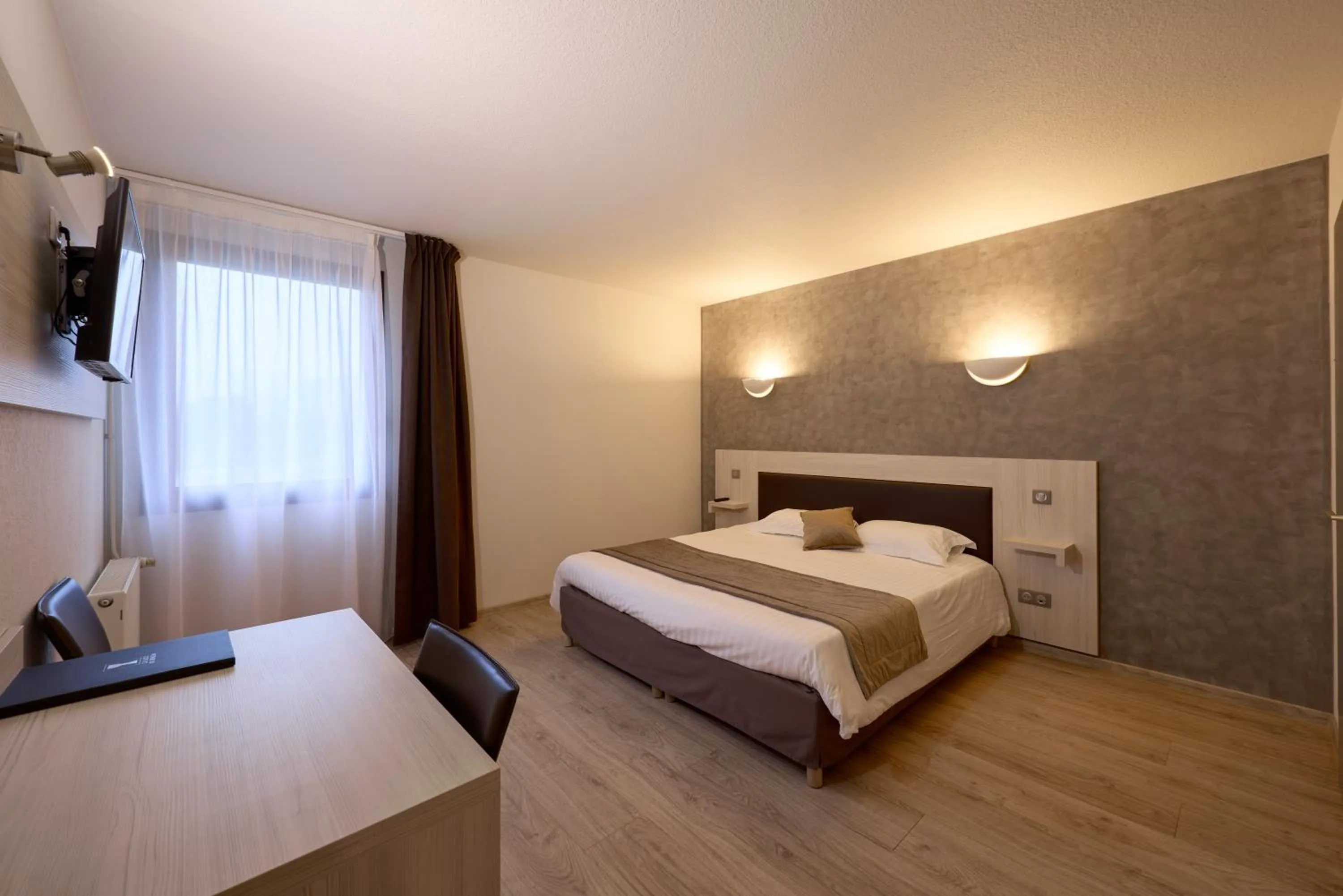 Bedroom, Bed in Hôtel-Restaurant Le Calice Du Gevaudan - A75