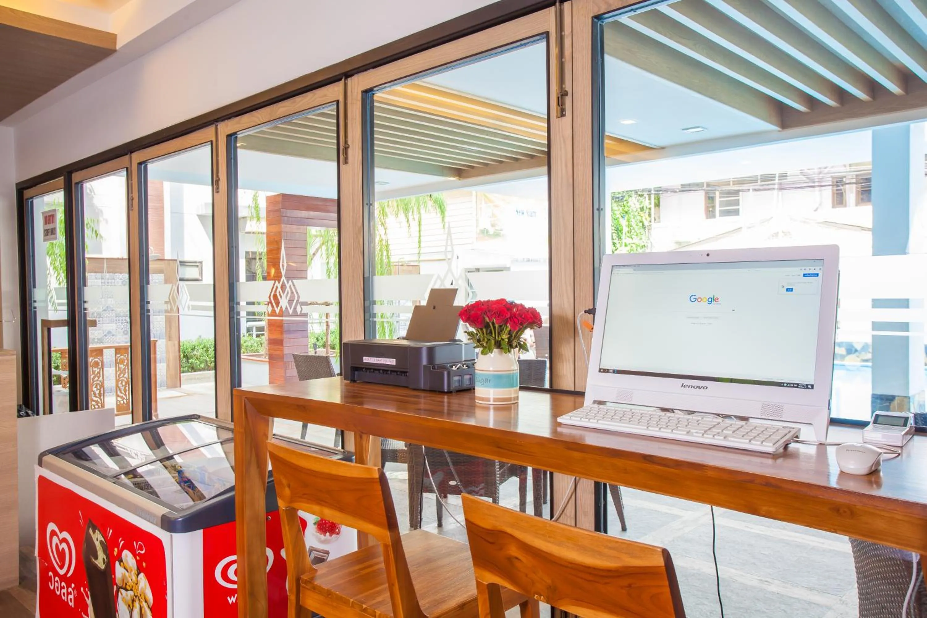 Communal lounge/ TV room in New Siam Palace Ville Hotel