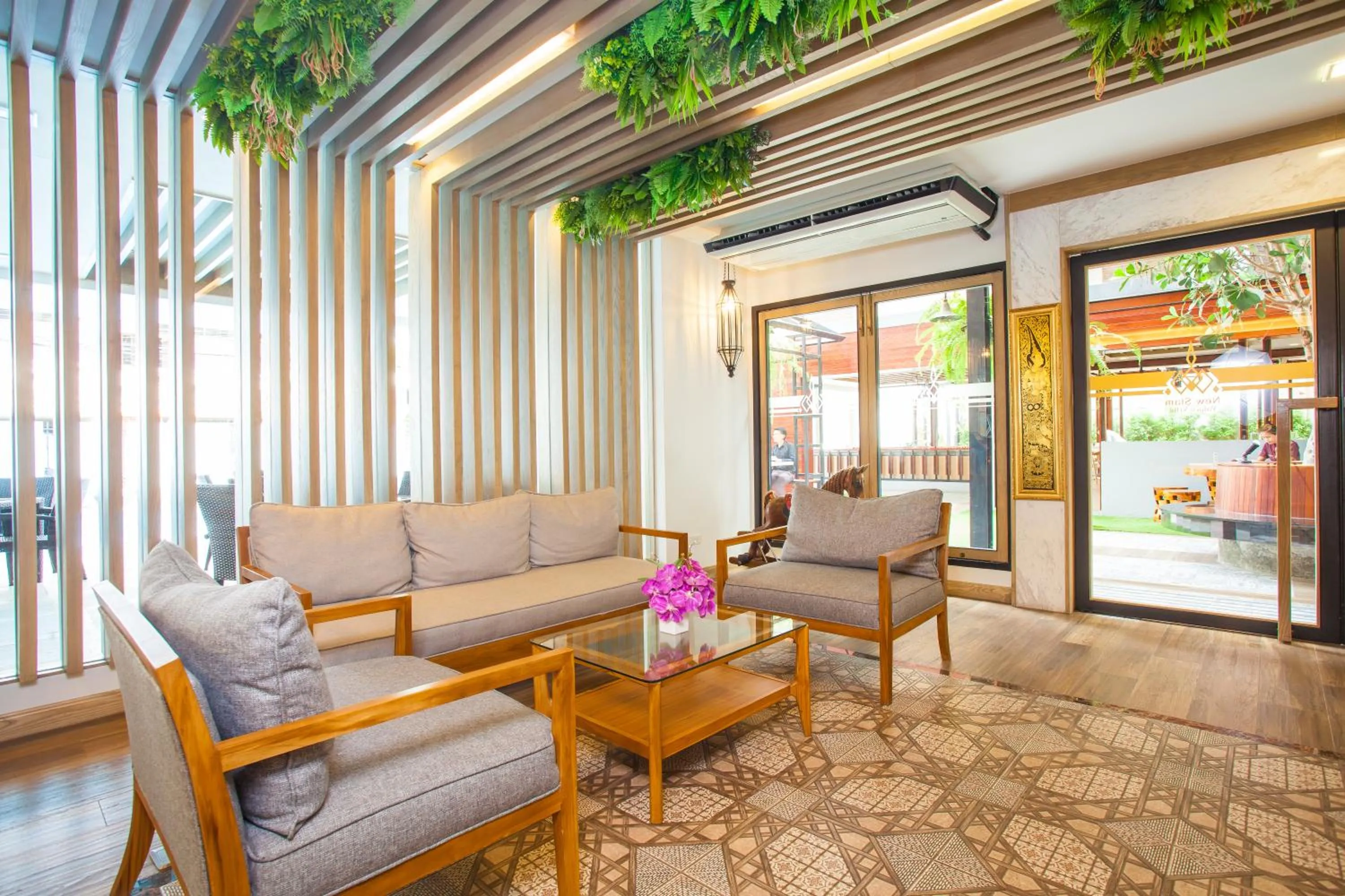 Communal lounge/ TV room in New Siam Palace Ville Hotel