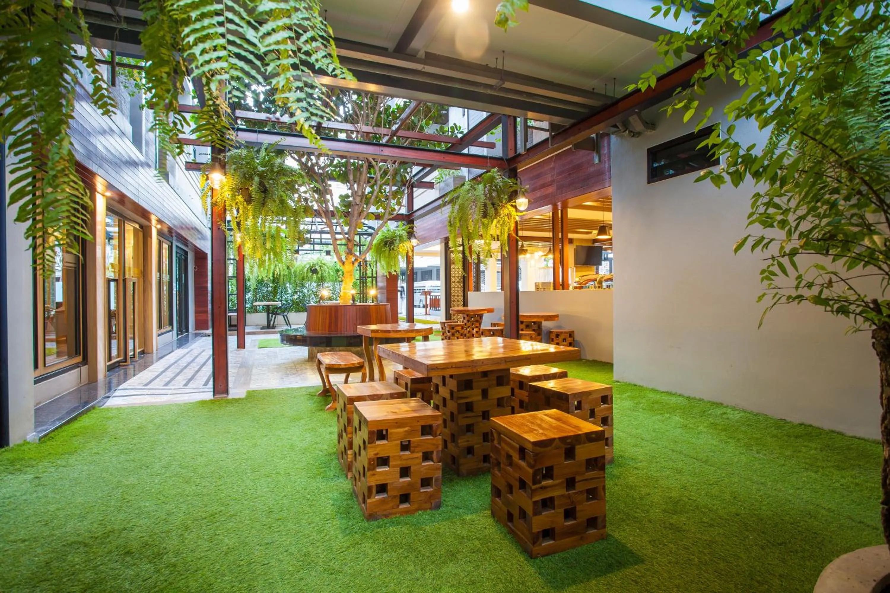 Communal lounge/ TV room in New Siam Palace Ville Hotel