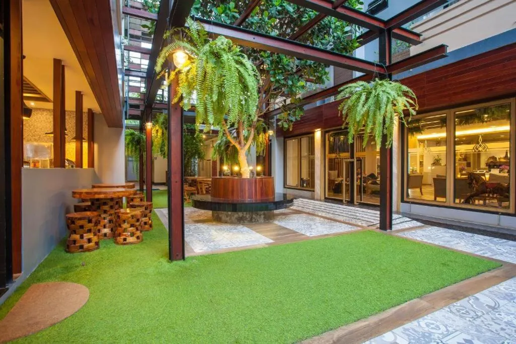 Garden in New Siam Palace Ville Hotel