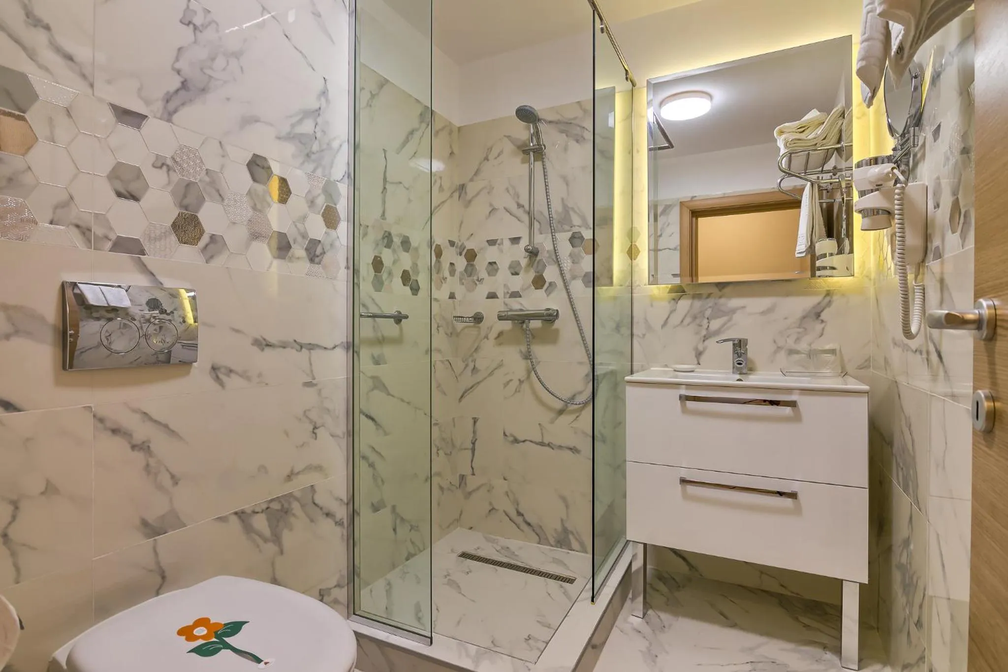 Shower in Hotel Saturn