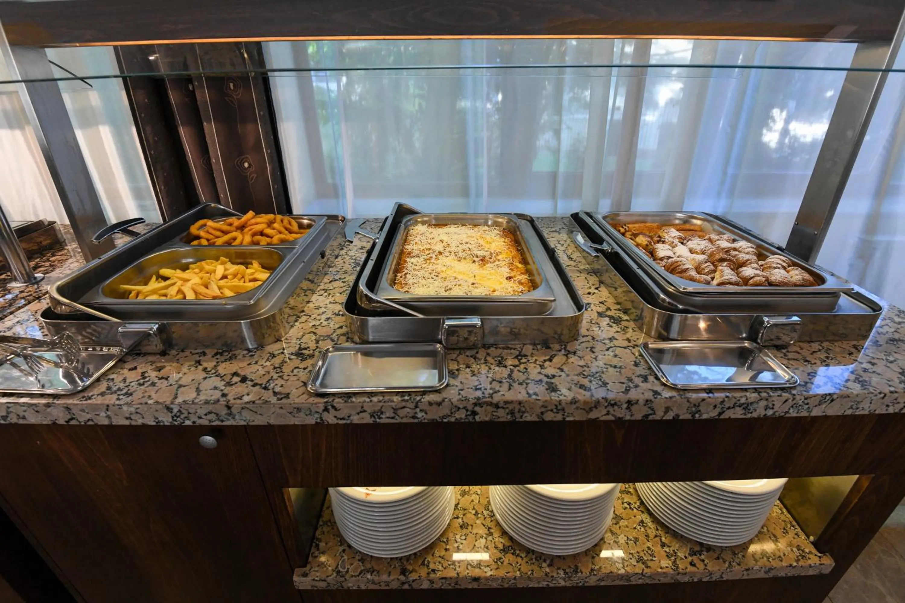 Restaurant/places to eat in Hotel Saturn