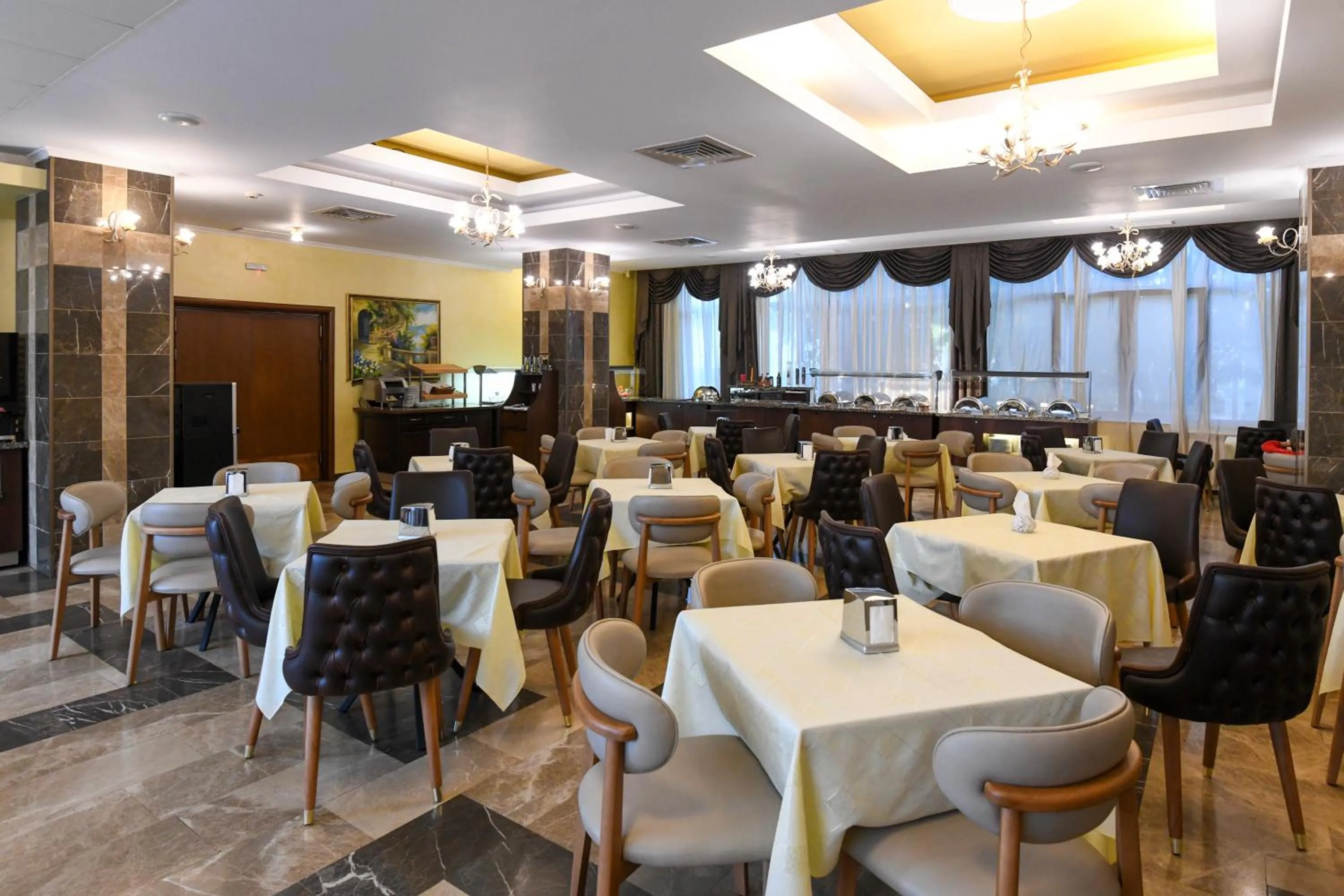 Restaurant/places to eat in Hotel Saturn