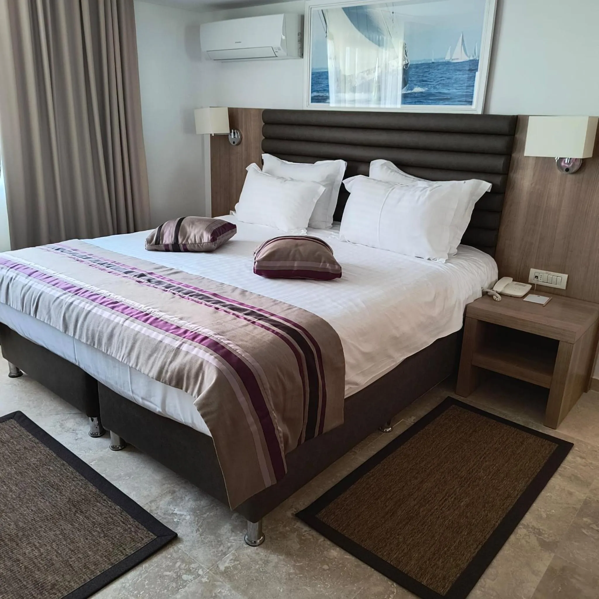 Photo of the whole room, Bed in Hotel Saturn