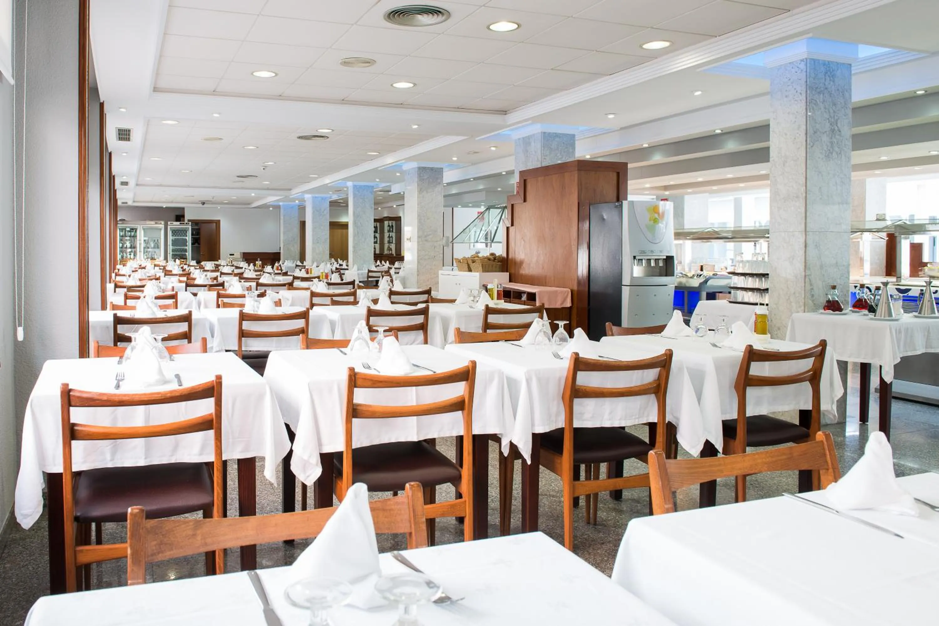 Restaurant/places to eat in Hotel Melina