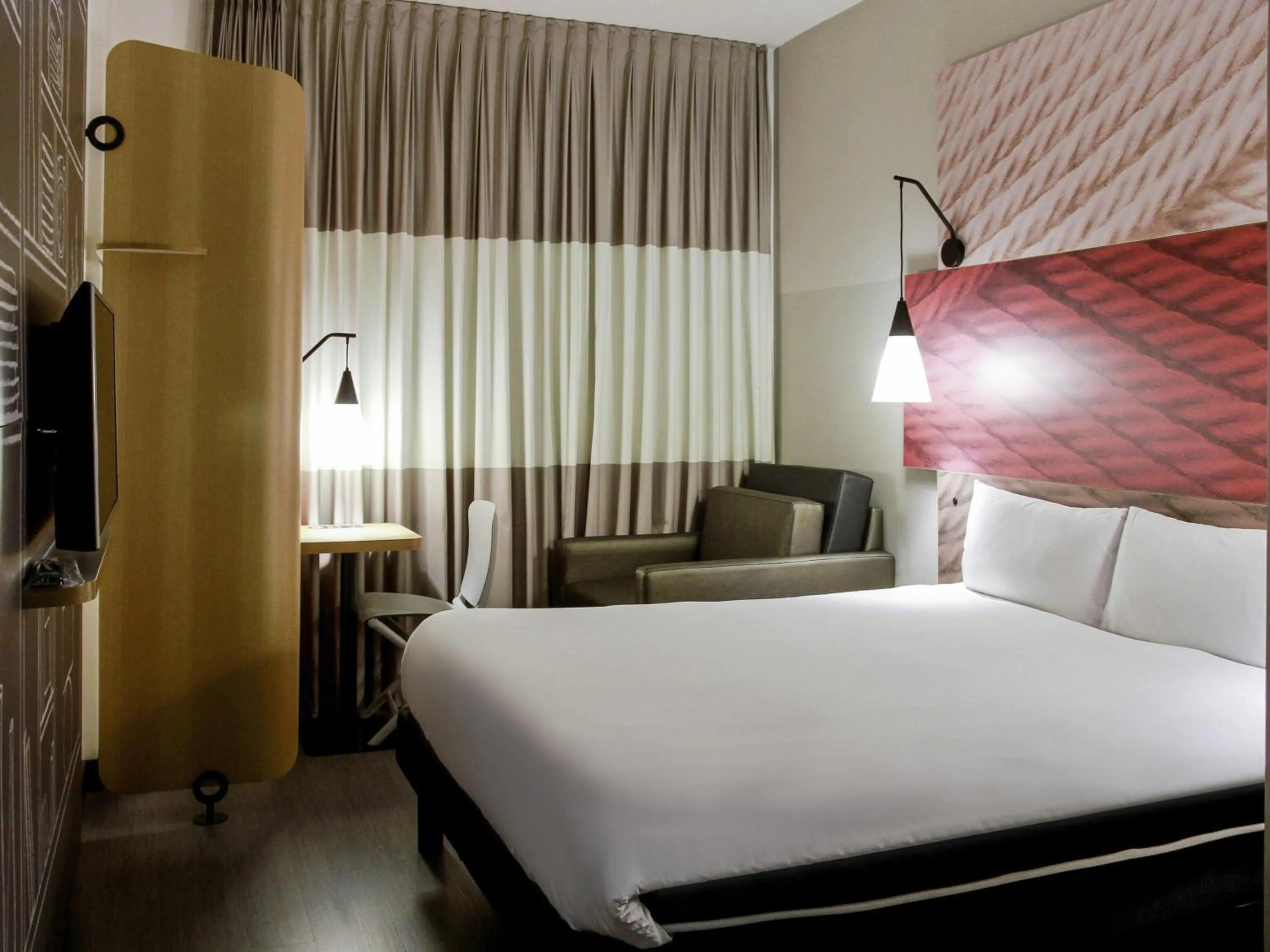 Bedroom, Bed in ibis Osasco