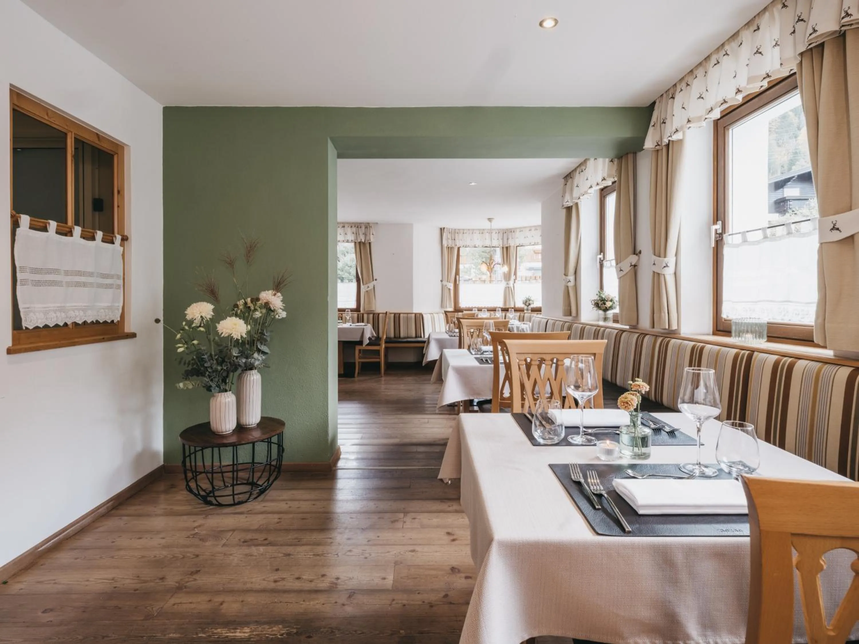 Restaurant/places to eat in Hotel Vier Jahreszeiten by VAYA