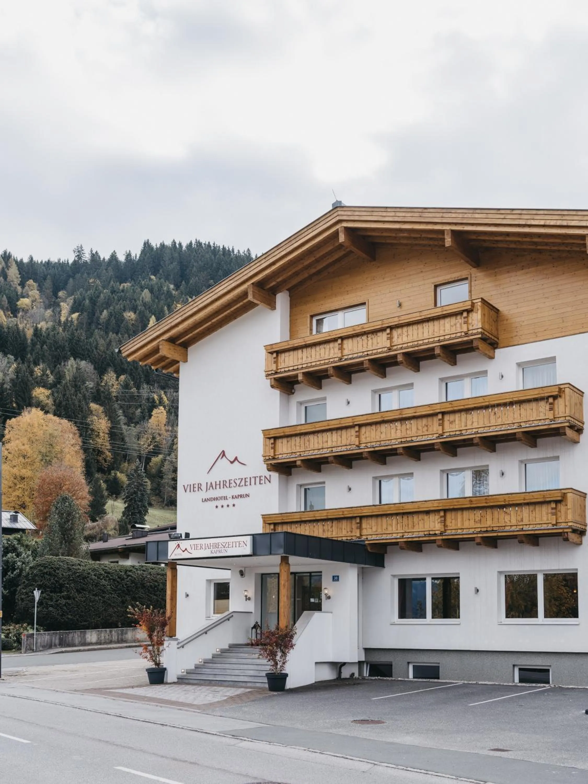 Property building in Hotel Vier Jahreszeiten by VAYA