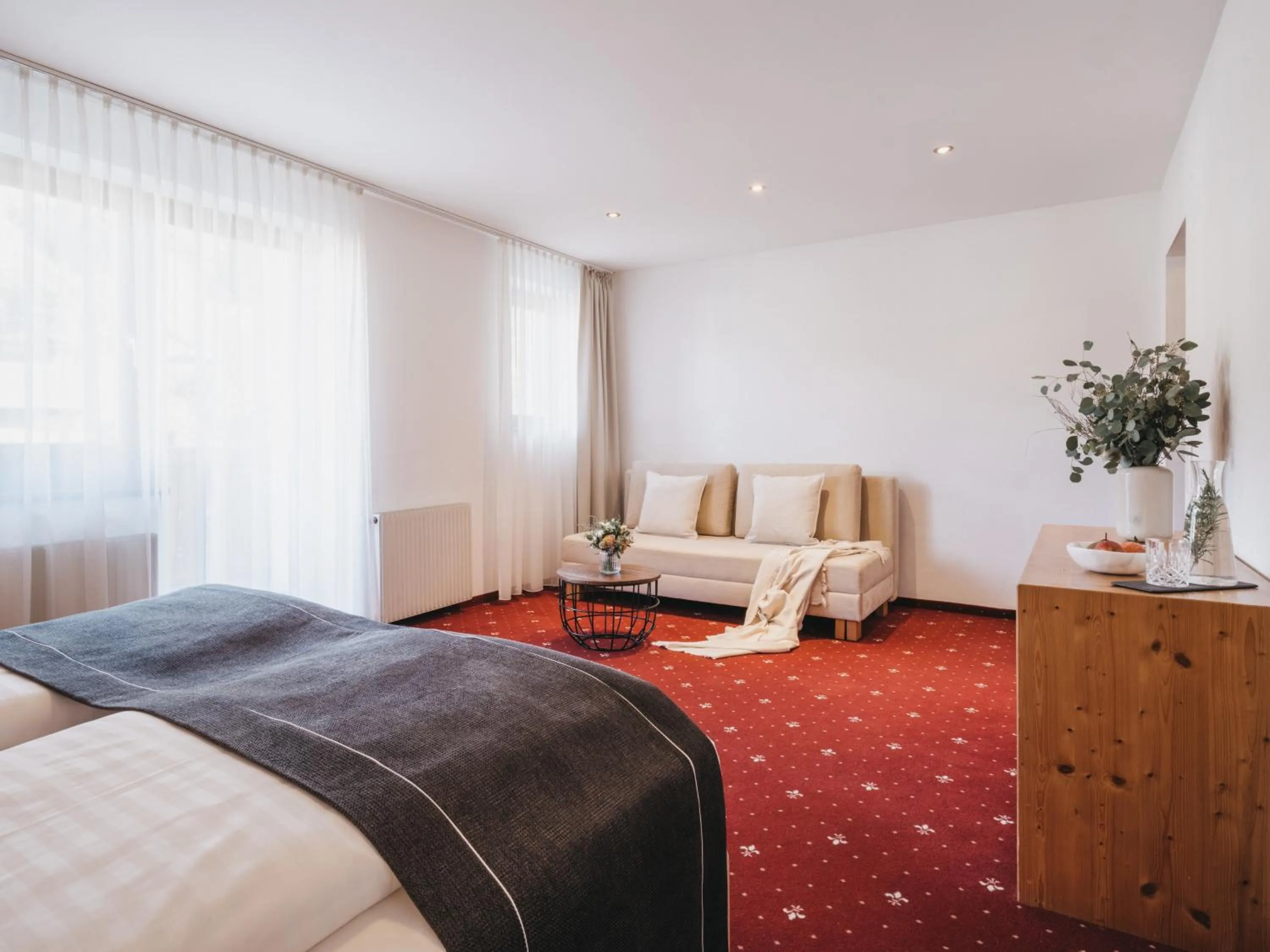 Photo of the whole room in Hotel Vier Jahreszeiten by VAYA