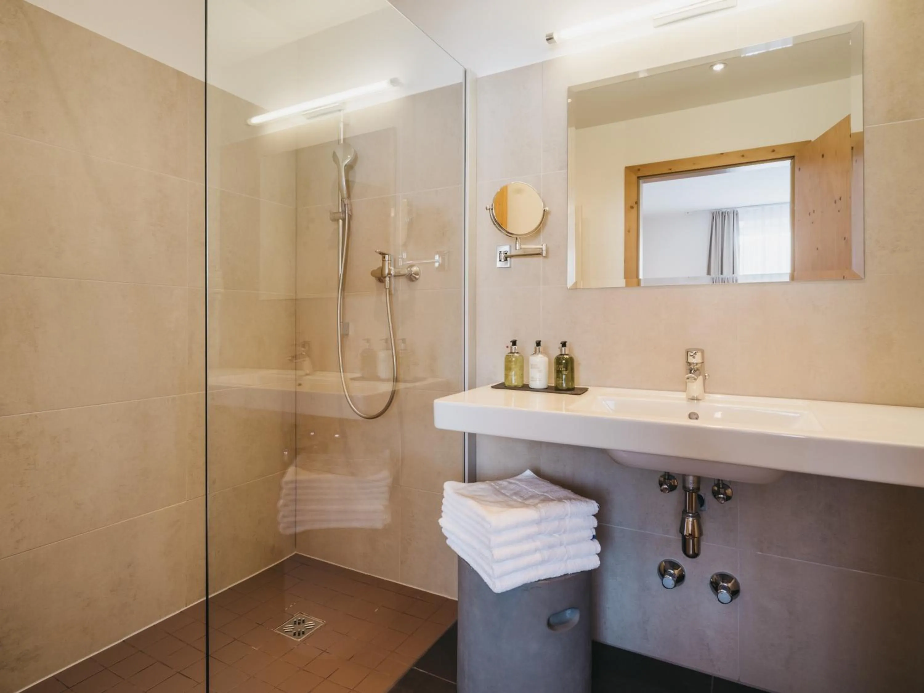 Bathroom in Hotel Vier Jahreszeiten by VAYA