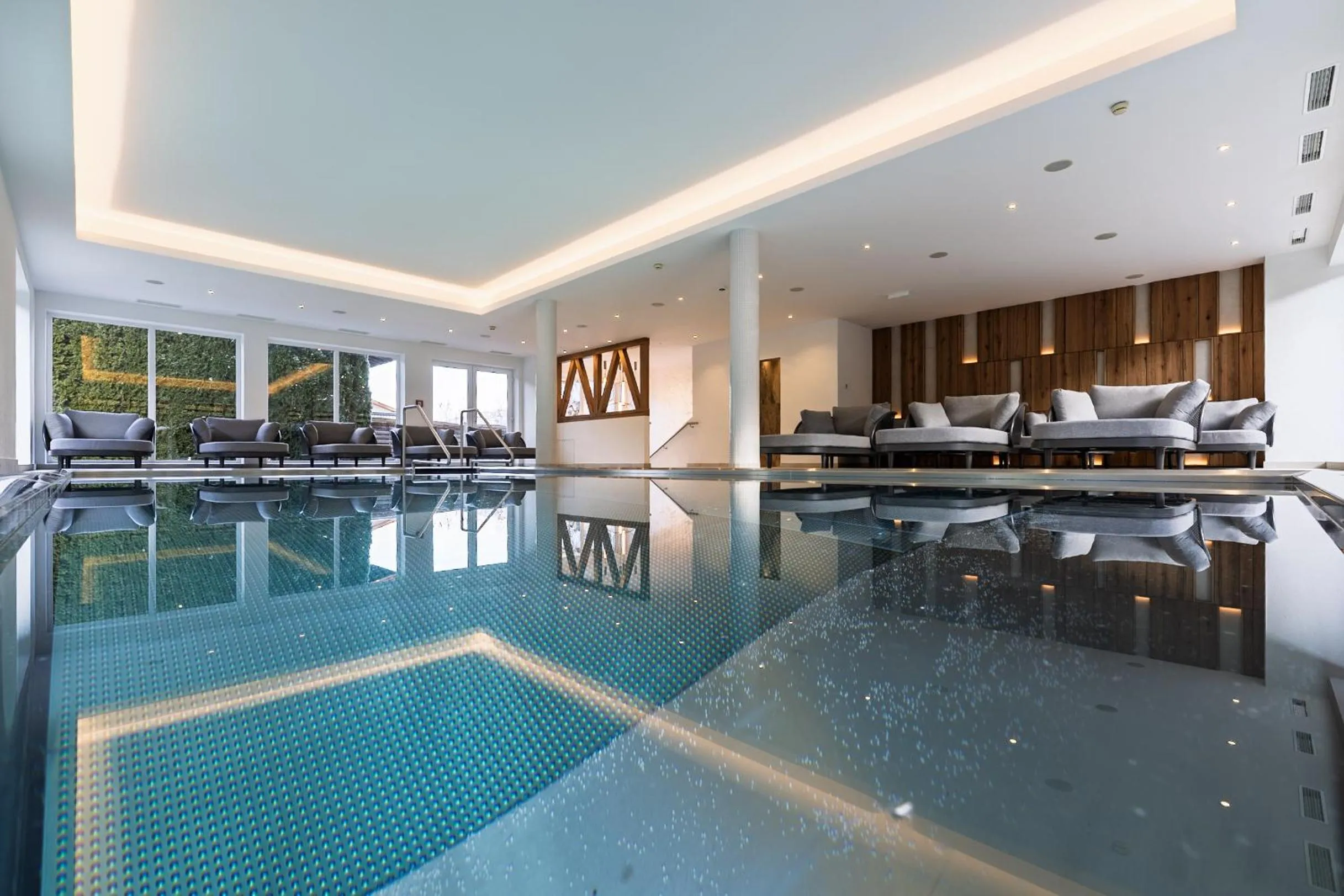 Swimming pool in Hotel Vier Jahreszeiten