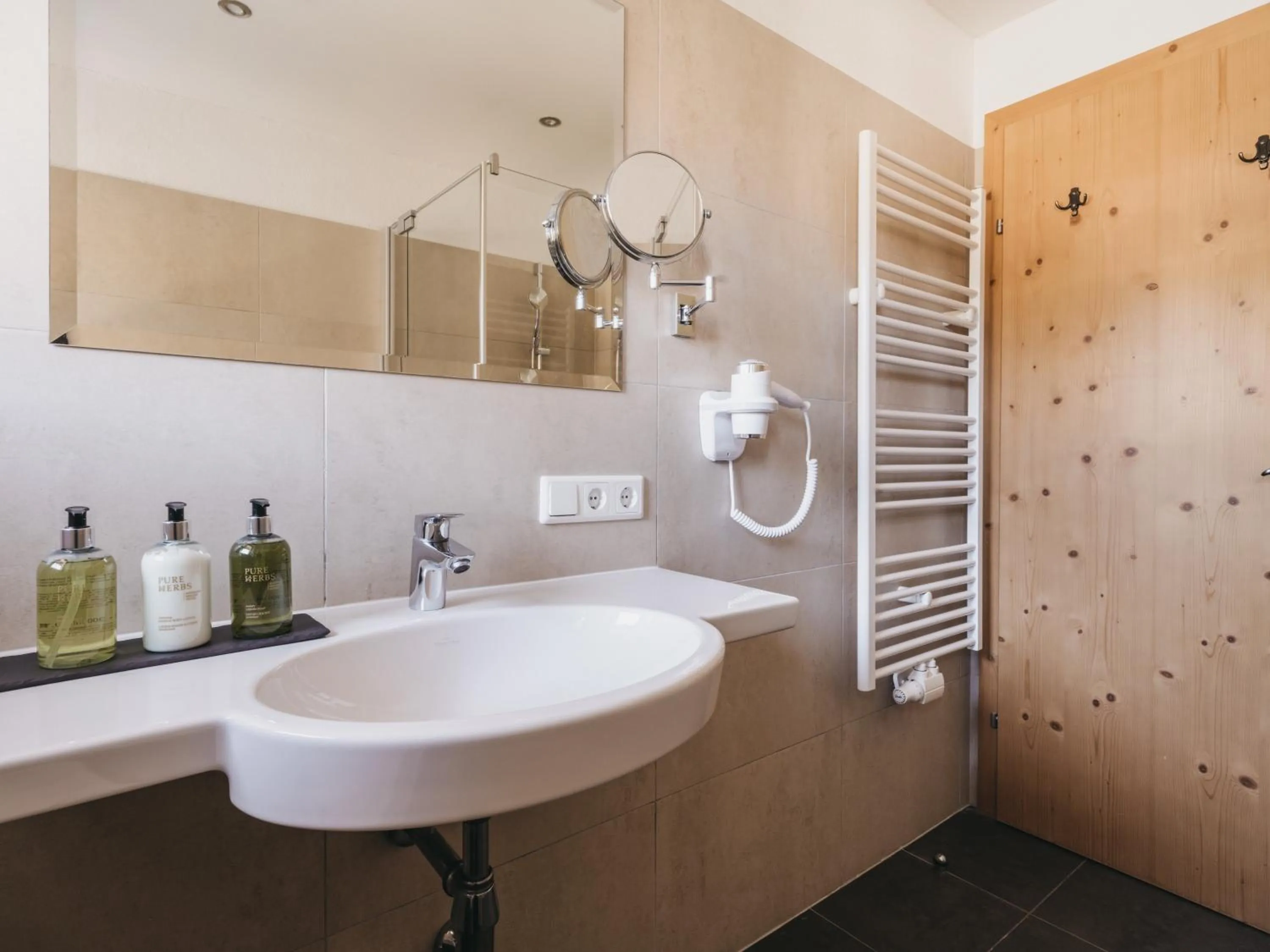 Bathroom in Hotel Vier Jahreszeiten by VAYA