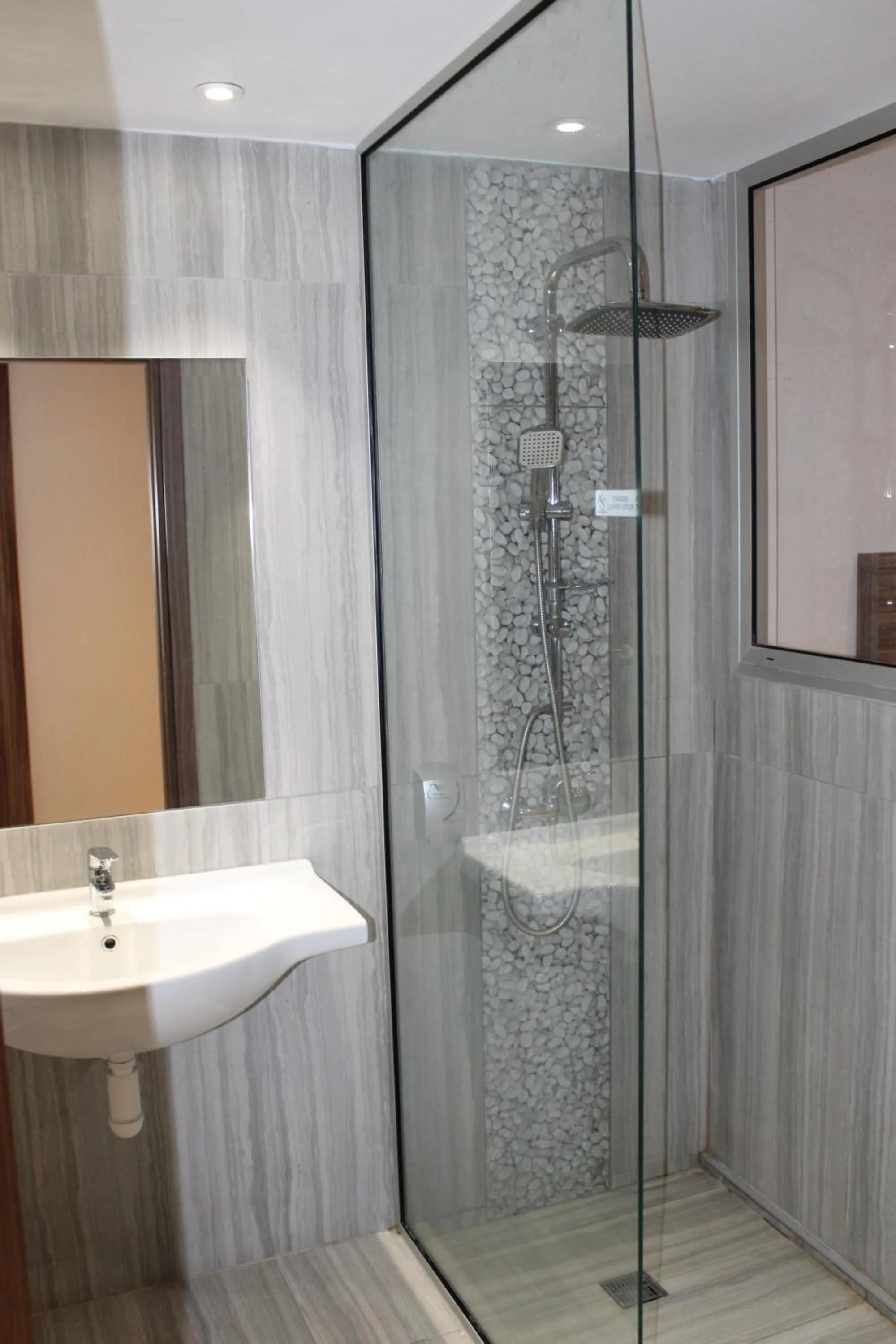 Shower in Fedrania Gardens Hotel