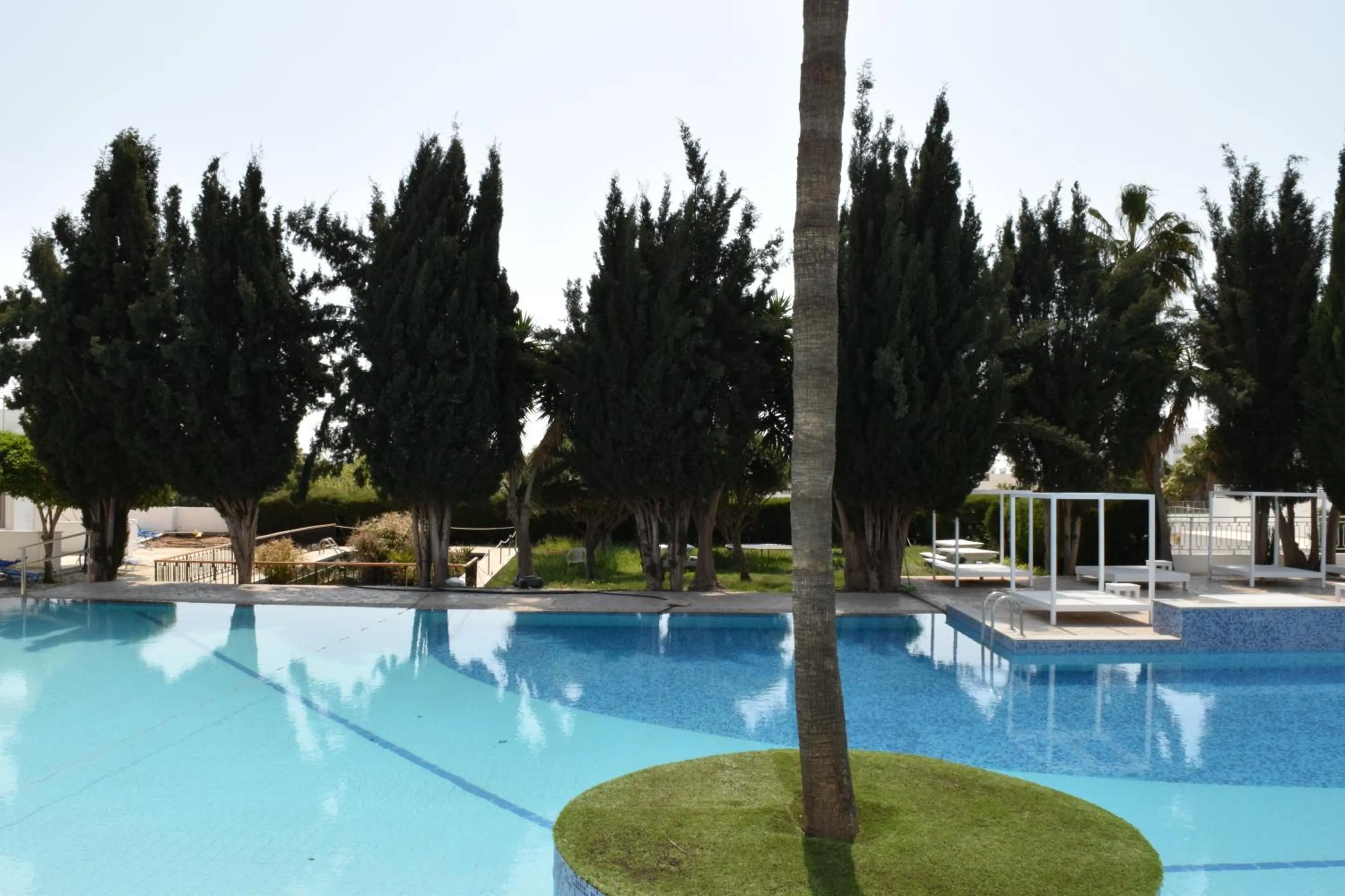 Swimming pool in Fedrania Gardens Hotel