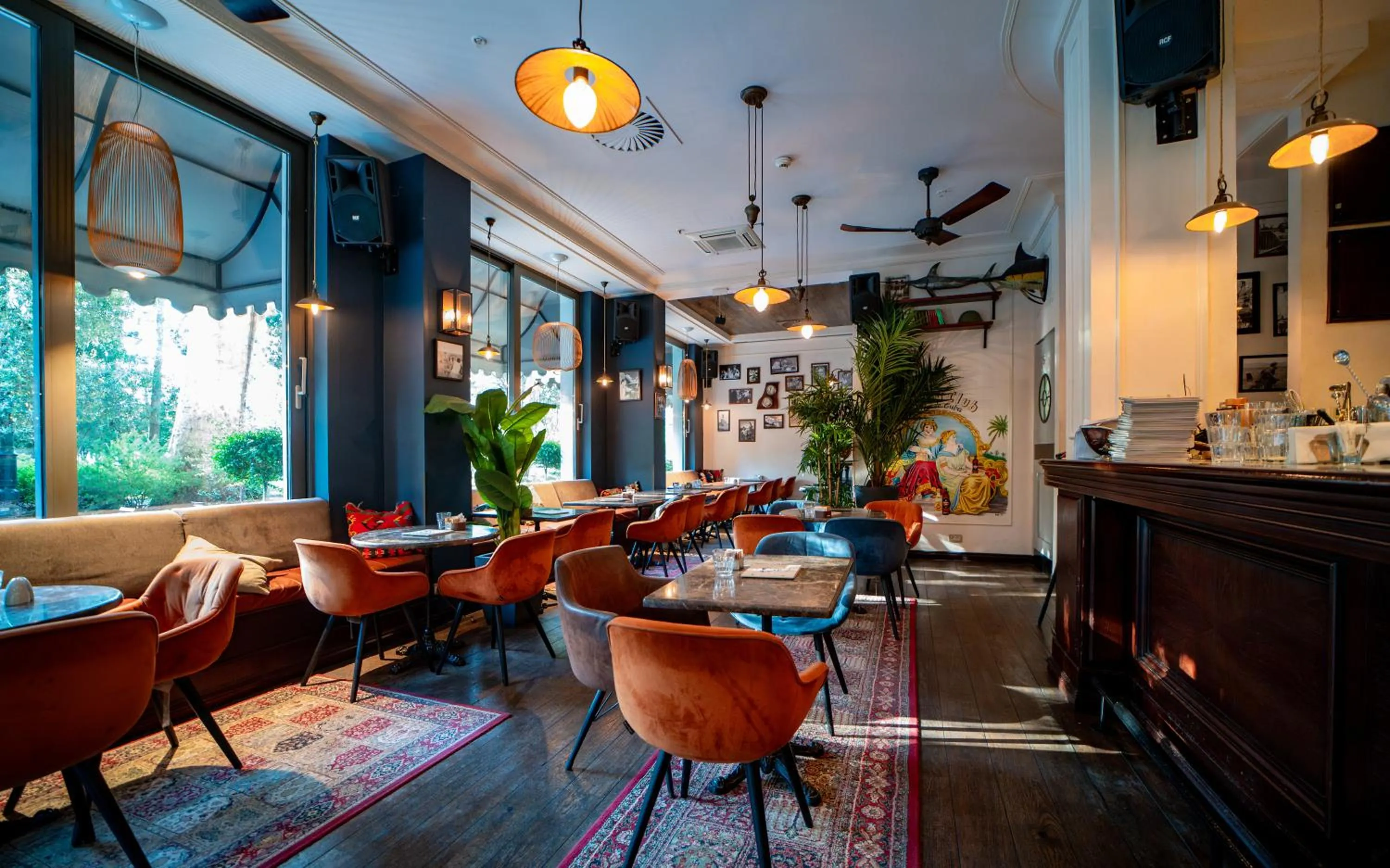 Restaurant/places to eat in Hotel Majestic