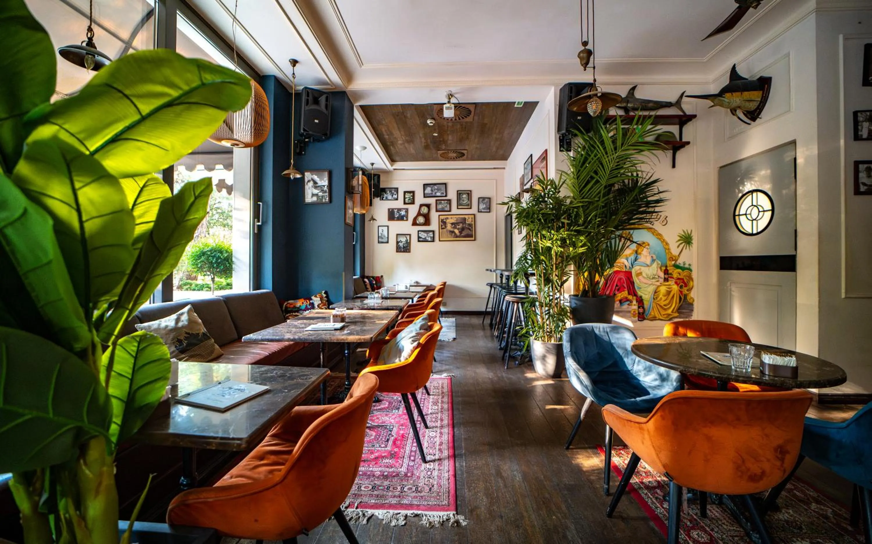 Restaurant/places to eat in Hotel Majestic