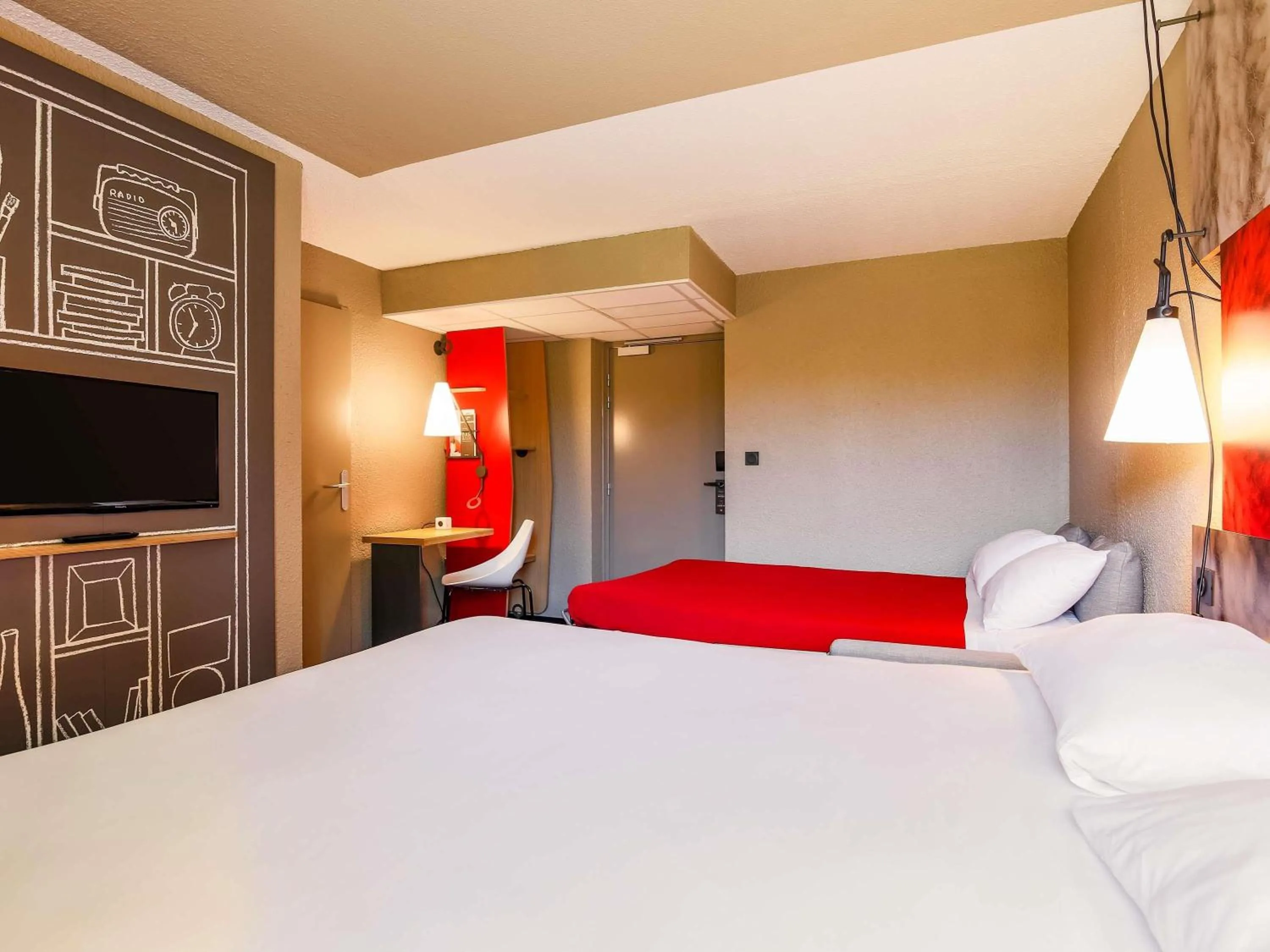 Bedroom, Bed in ibis Carcassonne Est la Cité