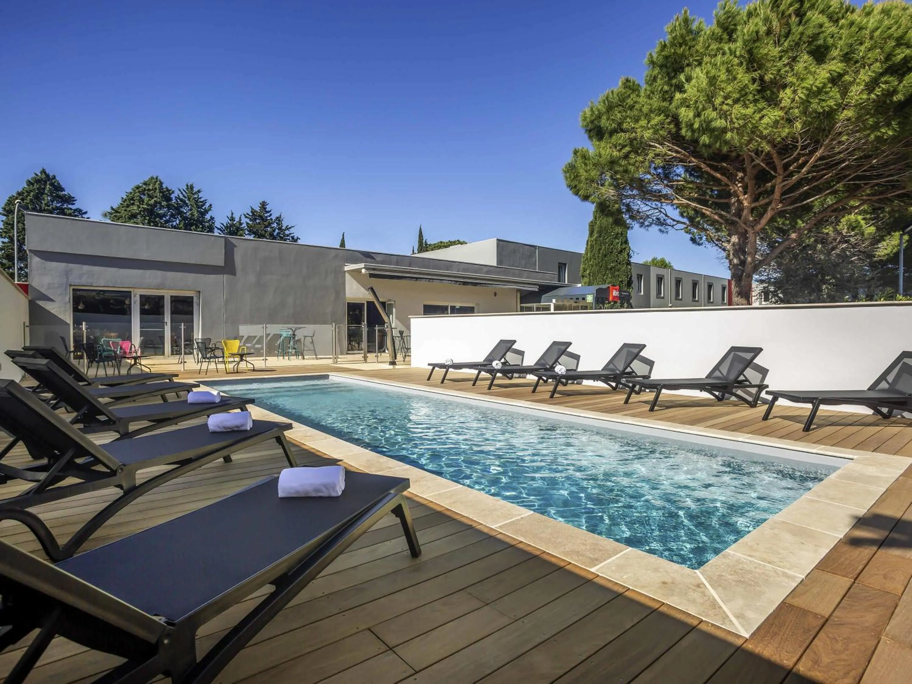 Pool view in ibis Carcassonne Est la Cité