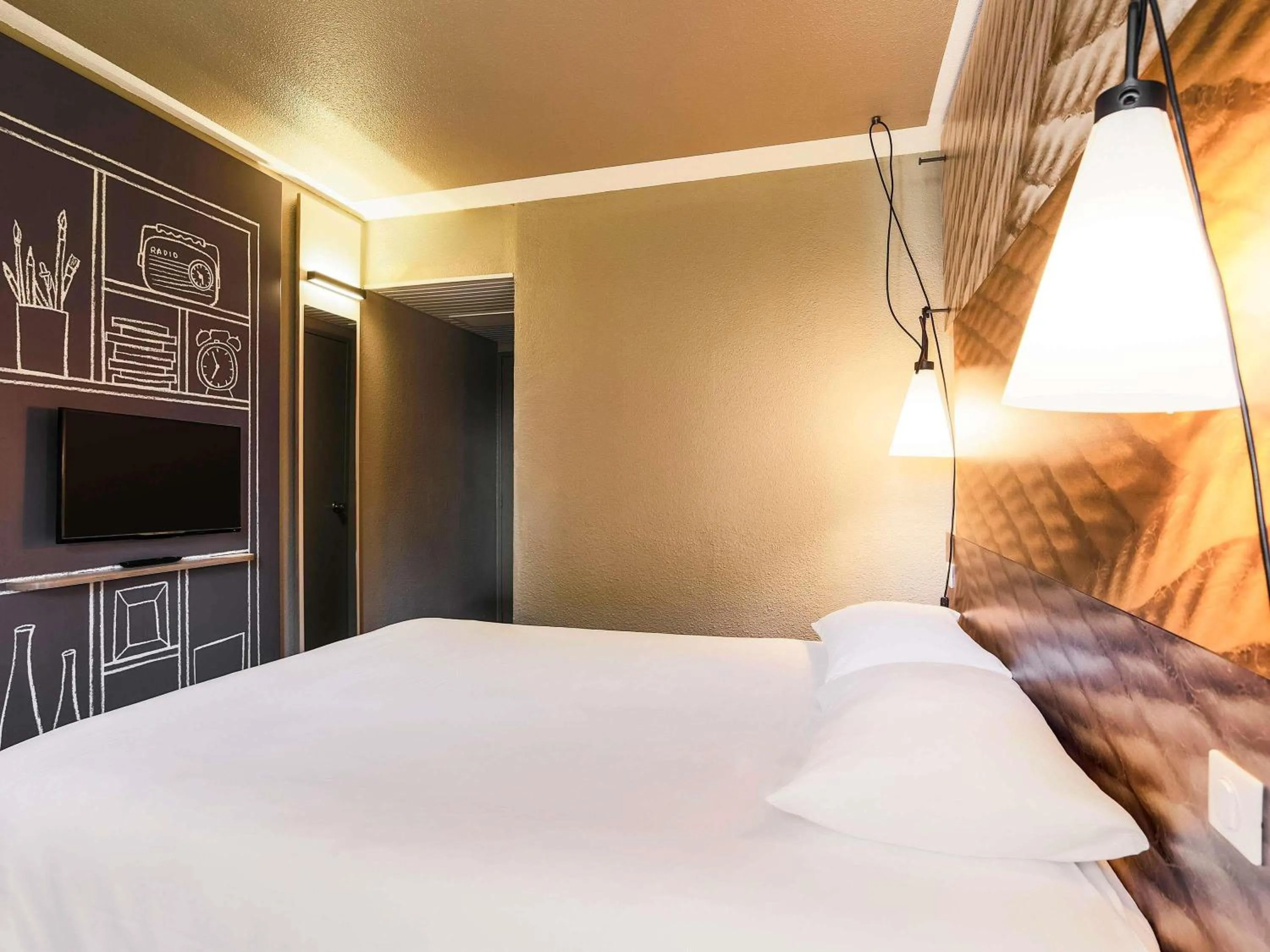 Bedroom, Bed in ibis Carcassonne Est la Cité