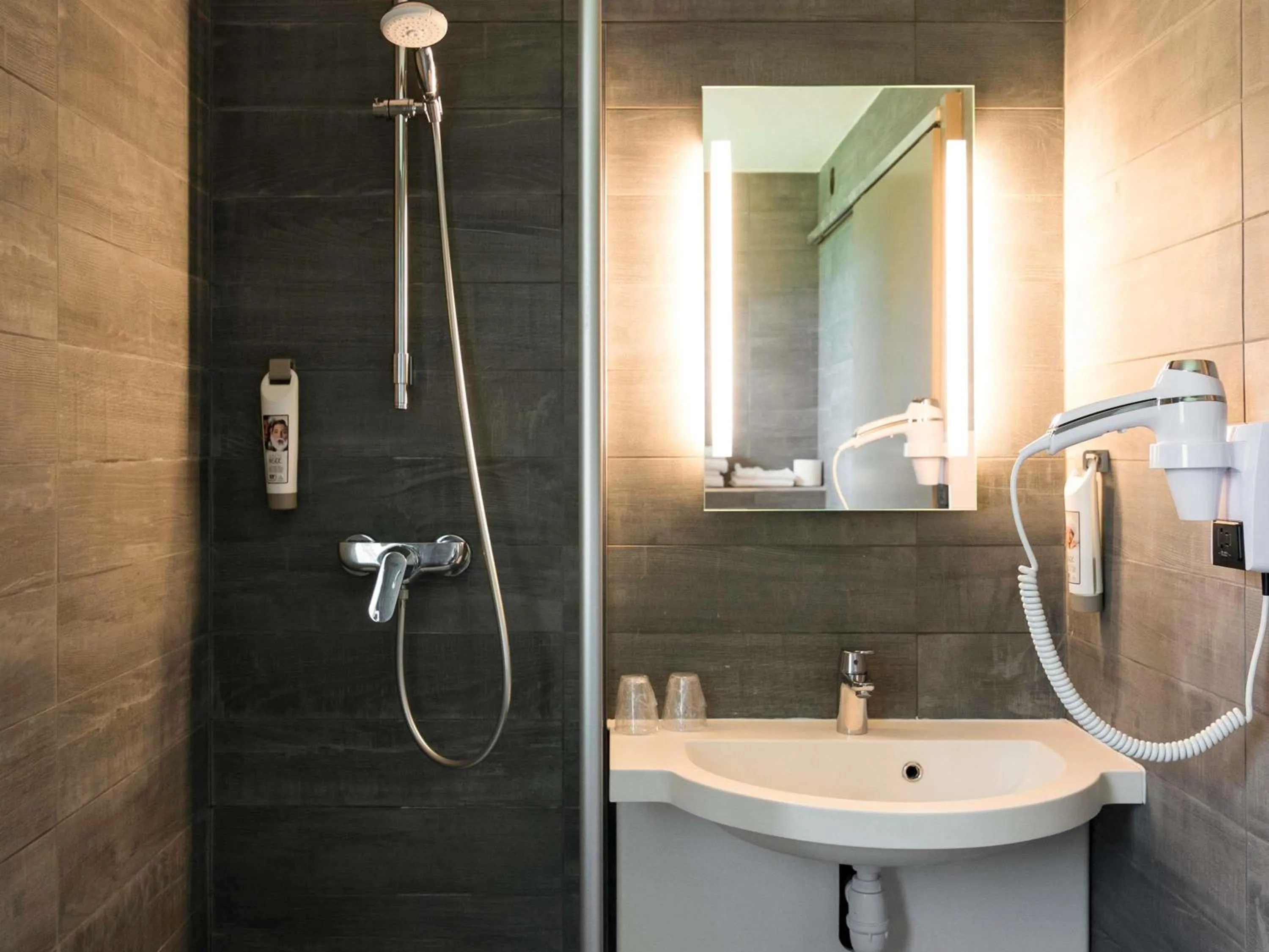 Bedroom in ibis Carcassonne Est la Cité