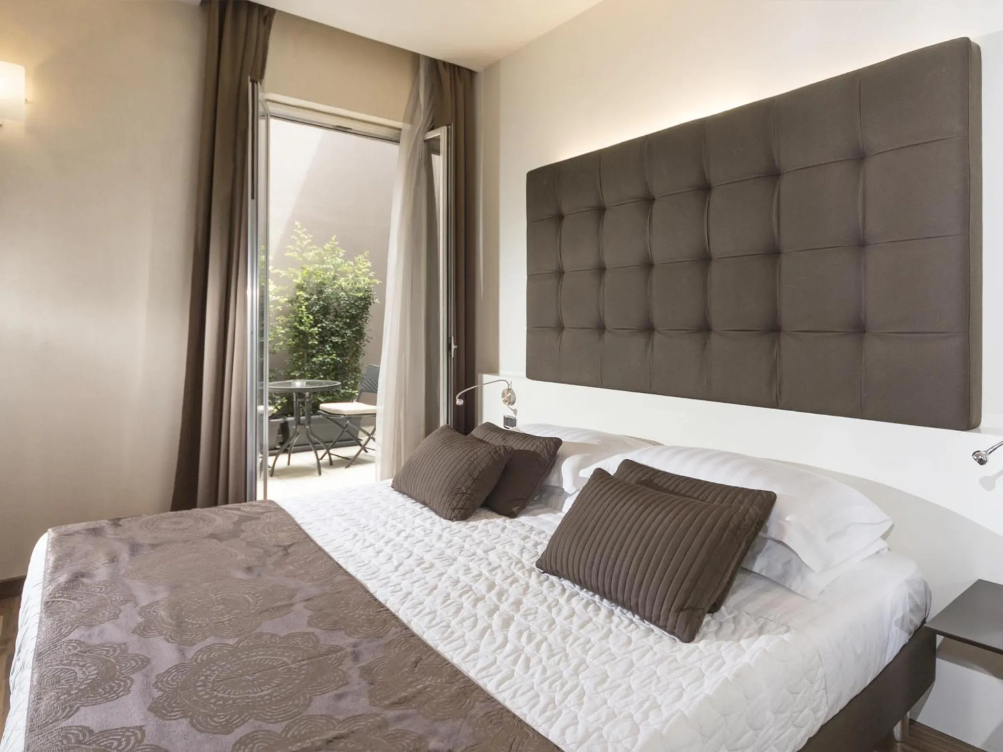 Patio, Bed in Hotel La Bussola