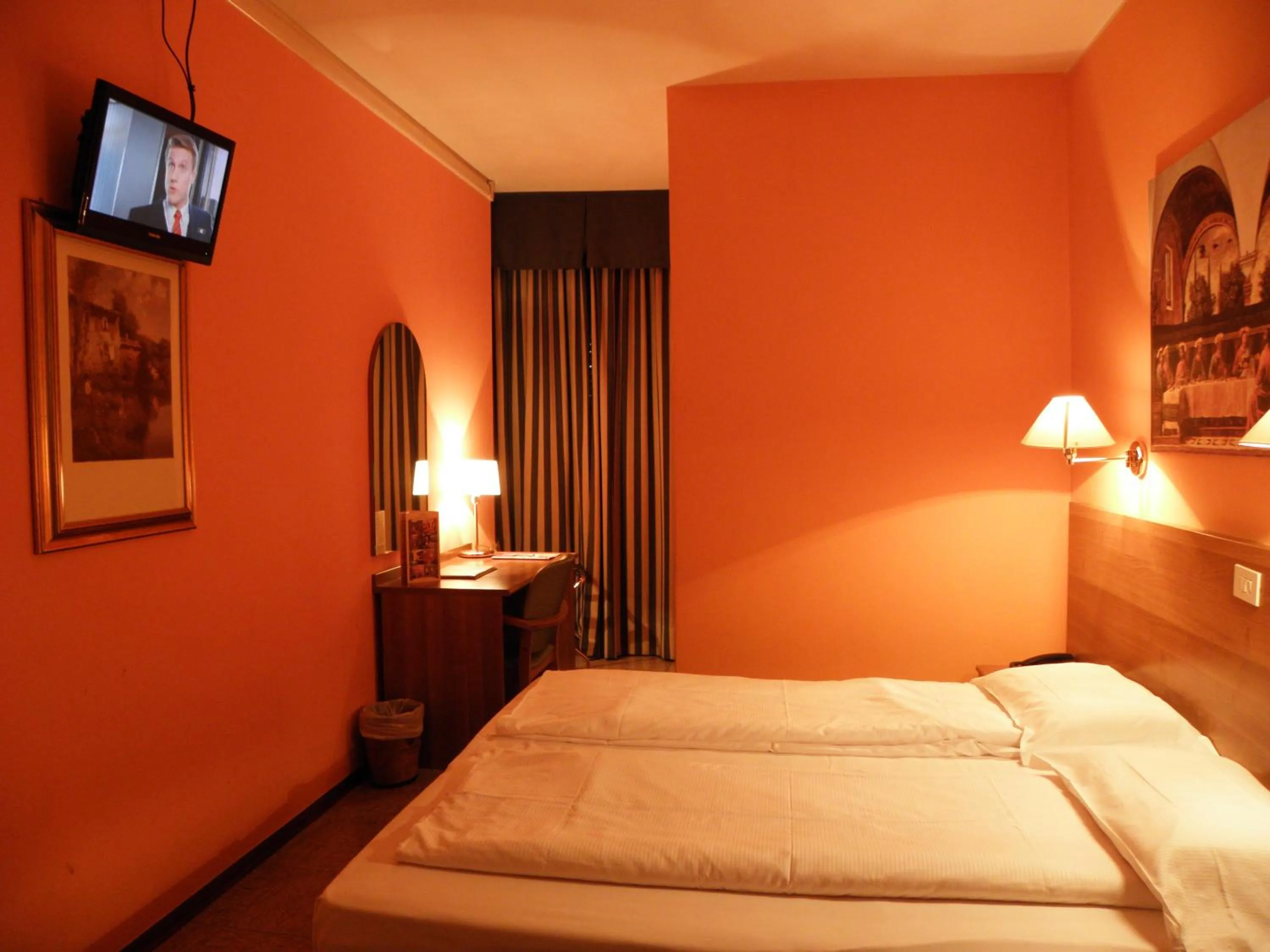 Photo of the whole room, Bed in Hotel Corona