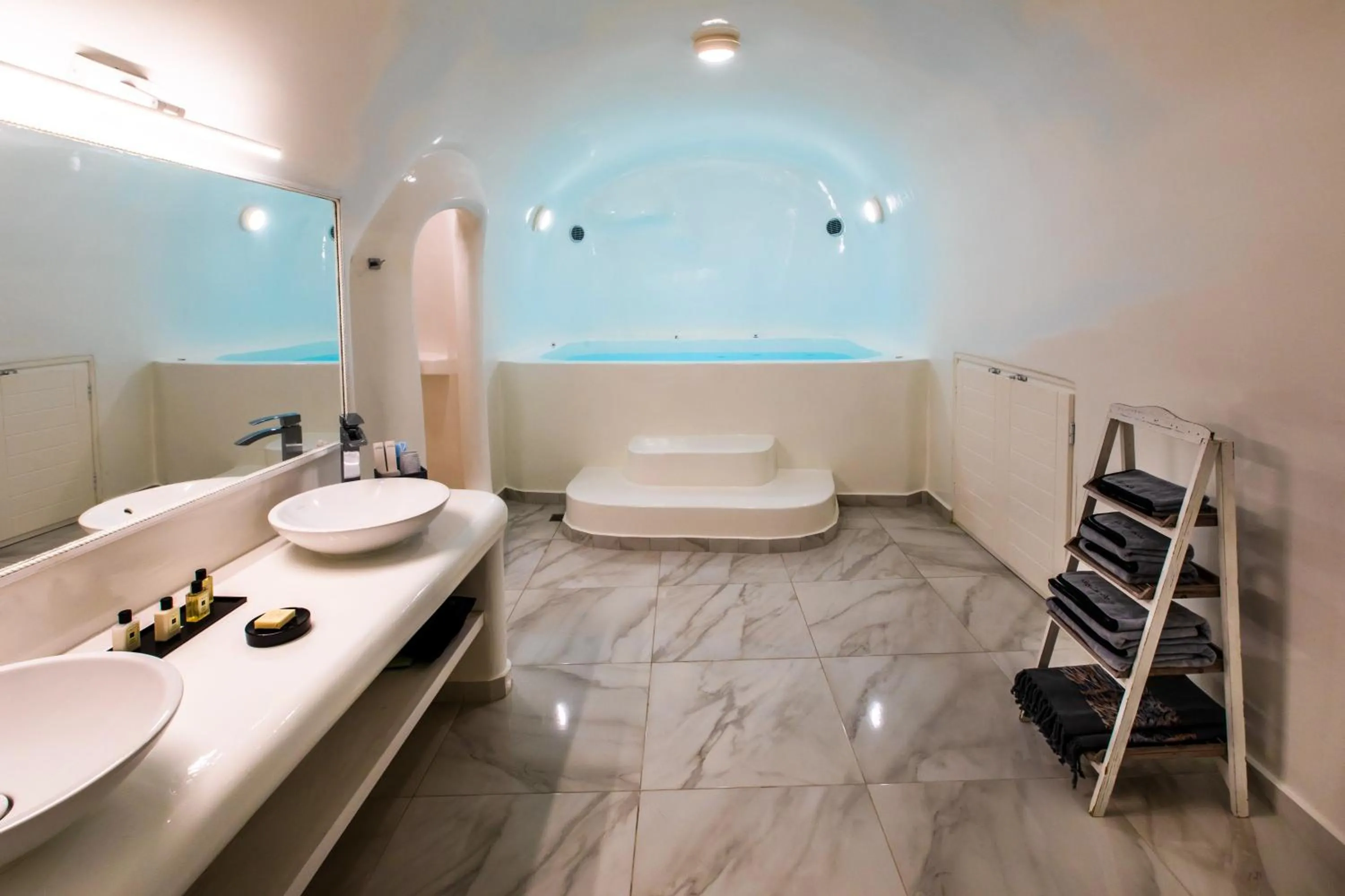 Property building in Santorini Delux