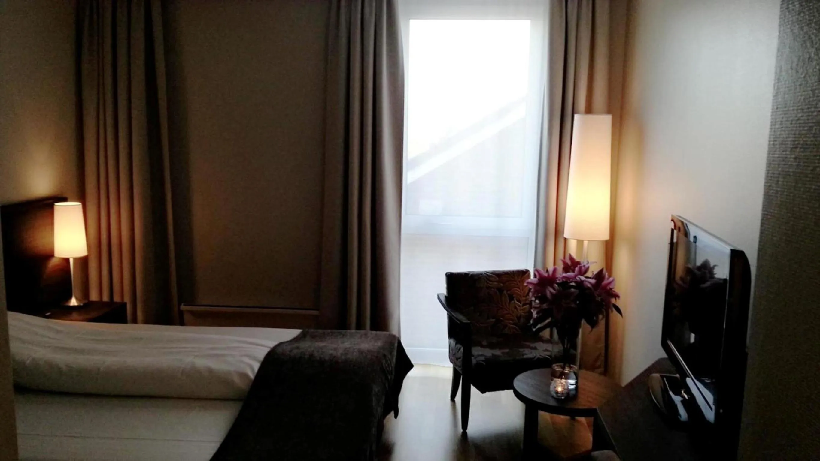 Photo of the whole room, Bed in Bryne Hotell