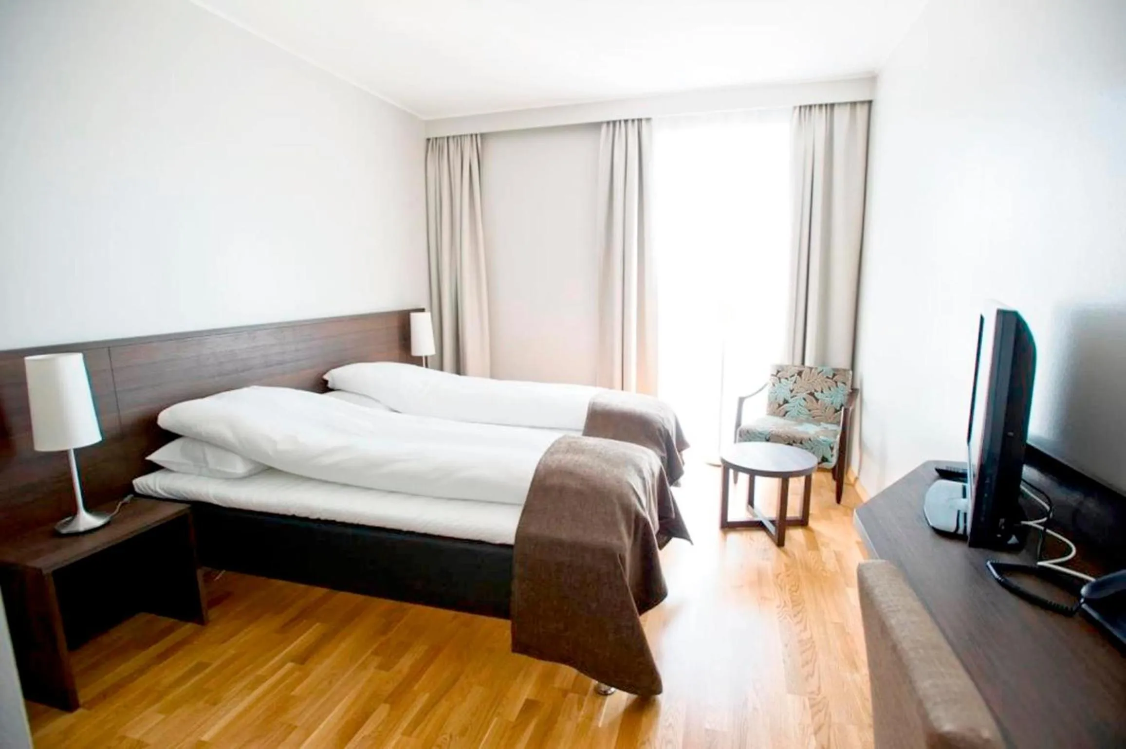 Photo of the whole room, Bed in Bryne Hotell