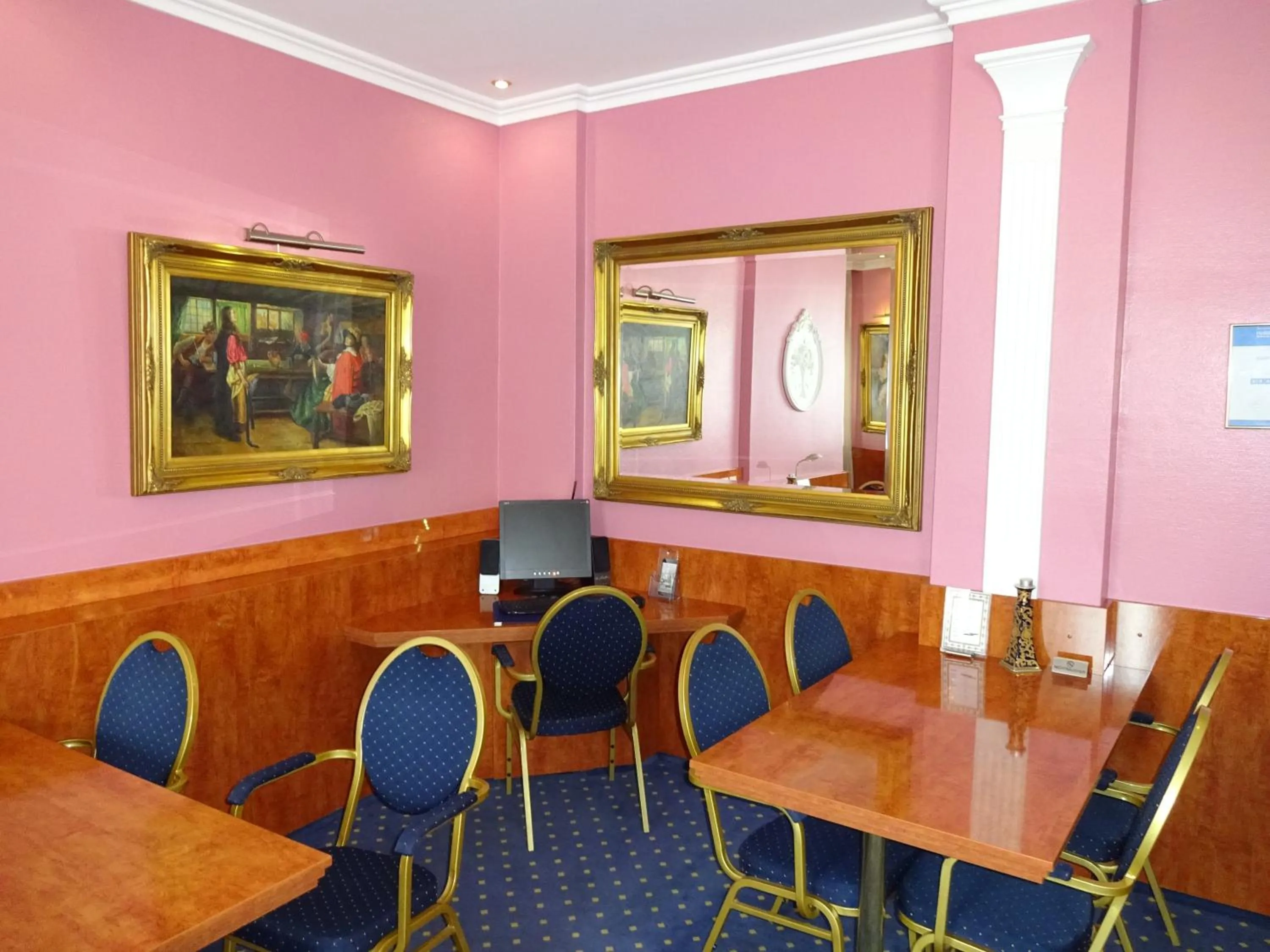 Communal lounge/ TV room in Atlanta Budget Darmstadt