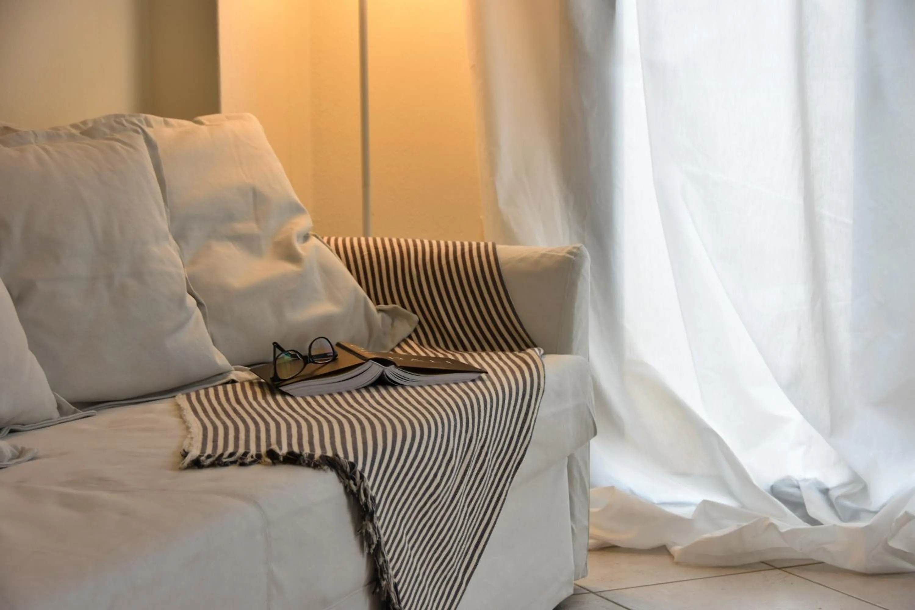 Living room, Bed in GT Beach