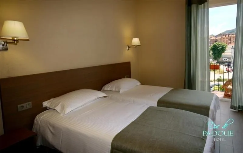 Bedroom, Bed in Hôtel Duc De Padoue