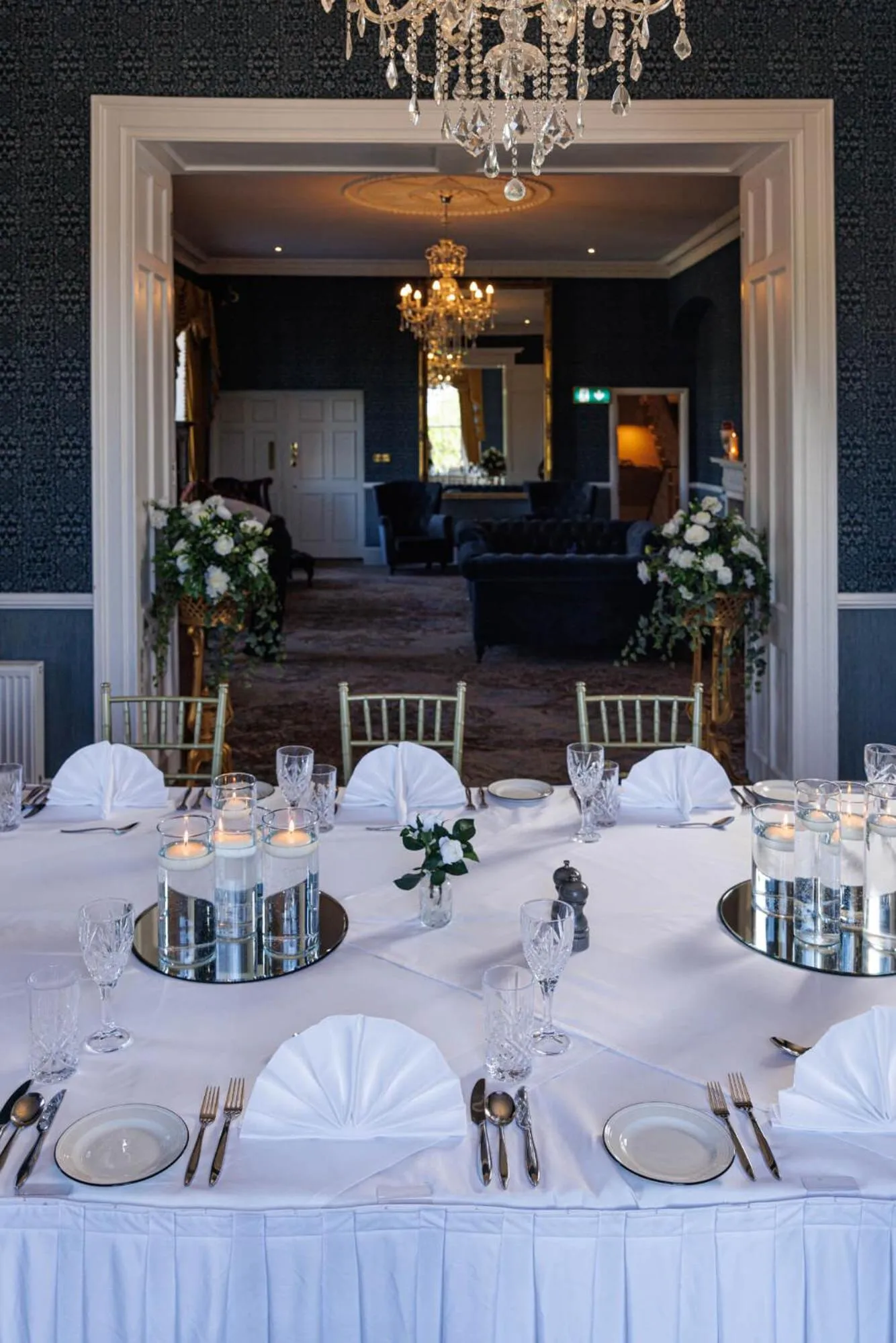 Communal lounge/ TV room in County Arms Birr