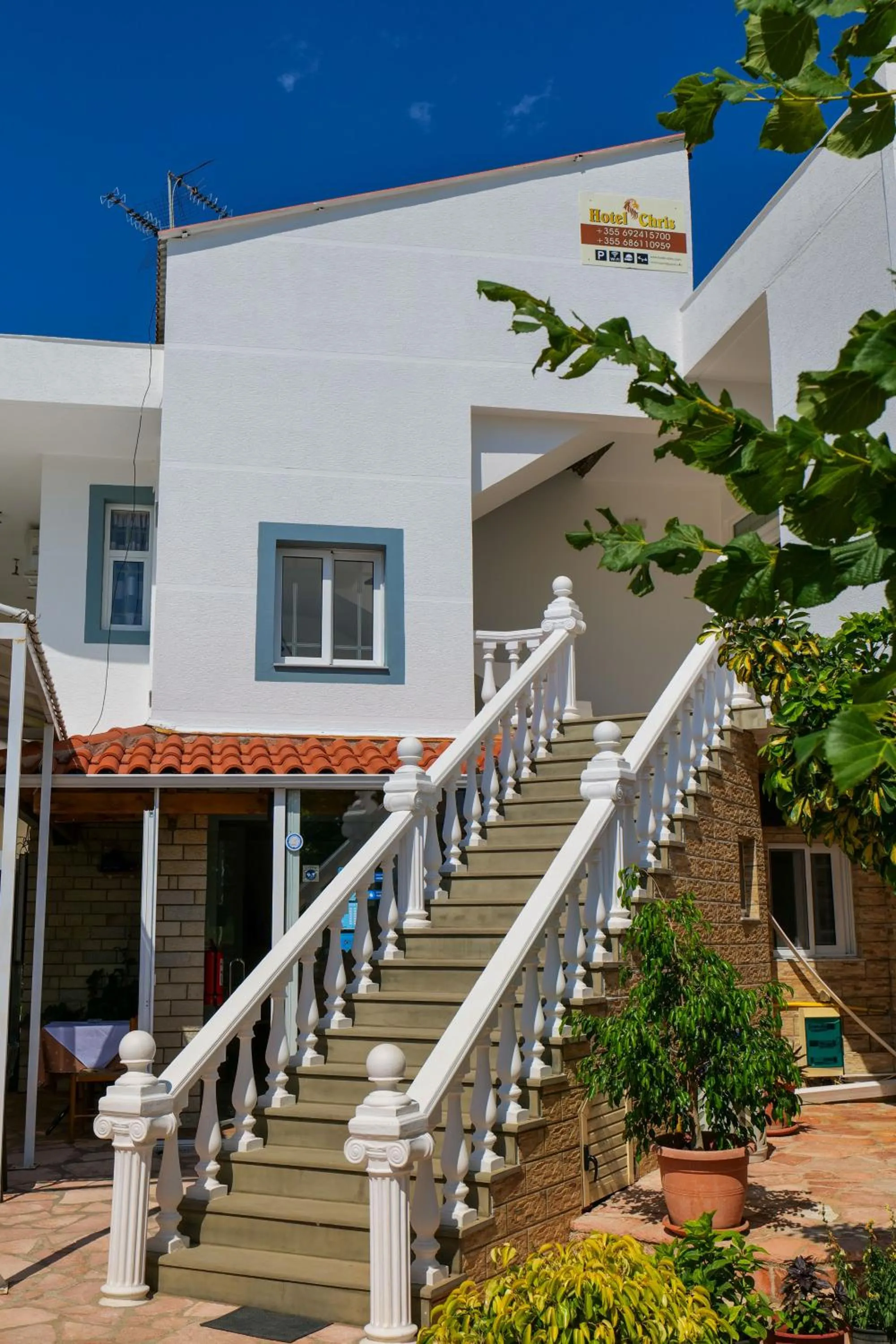 Facade/entrance in Hotel Chris