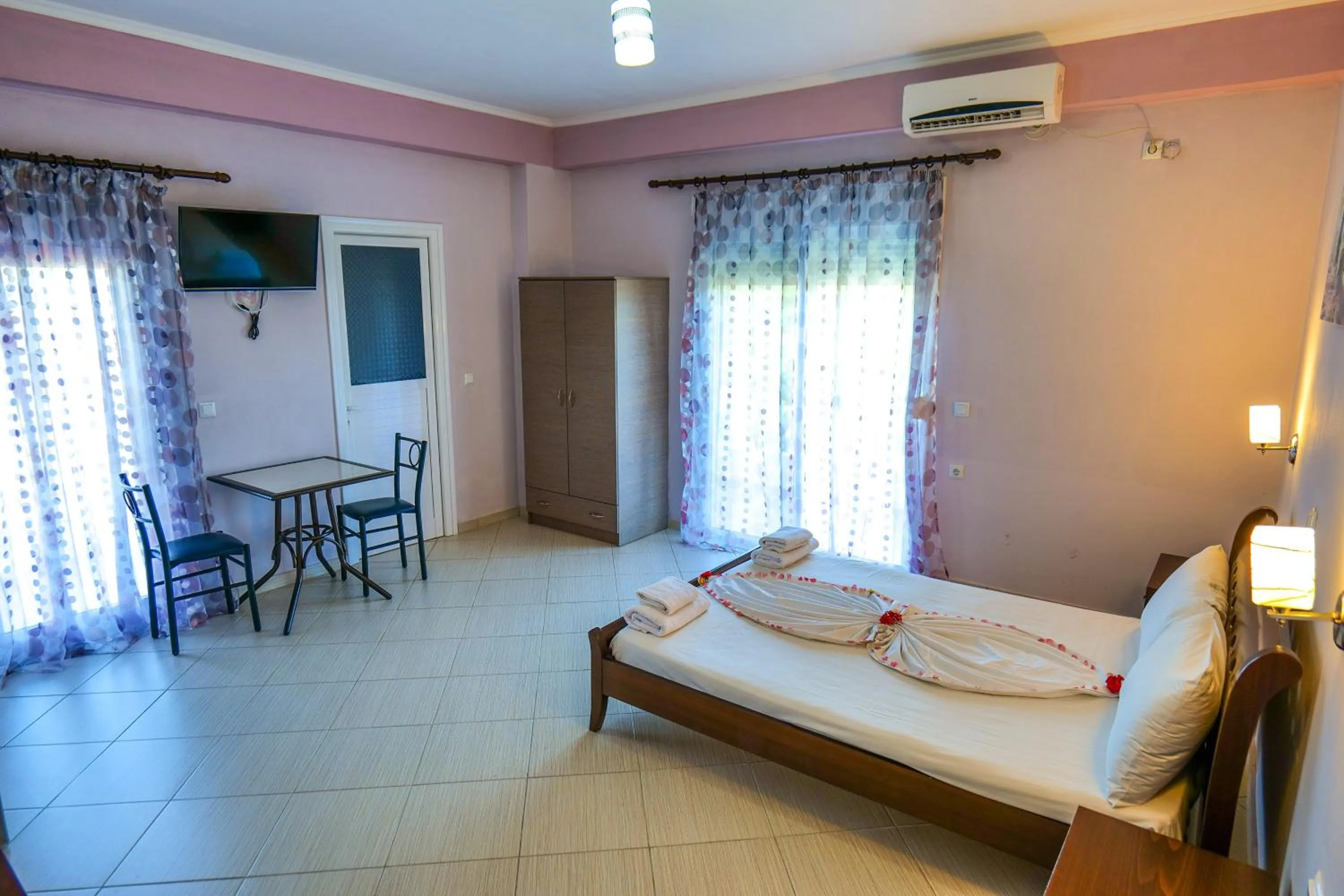 Bedroom, Bed in Hotel Chris