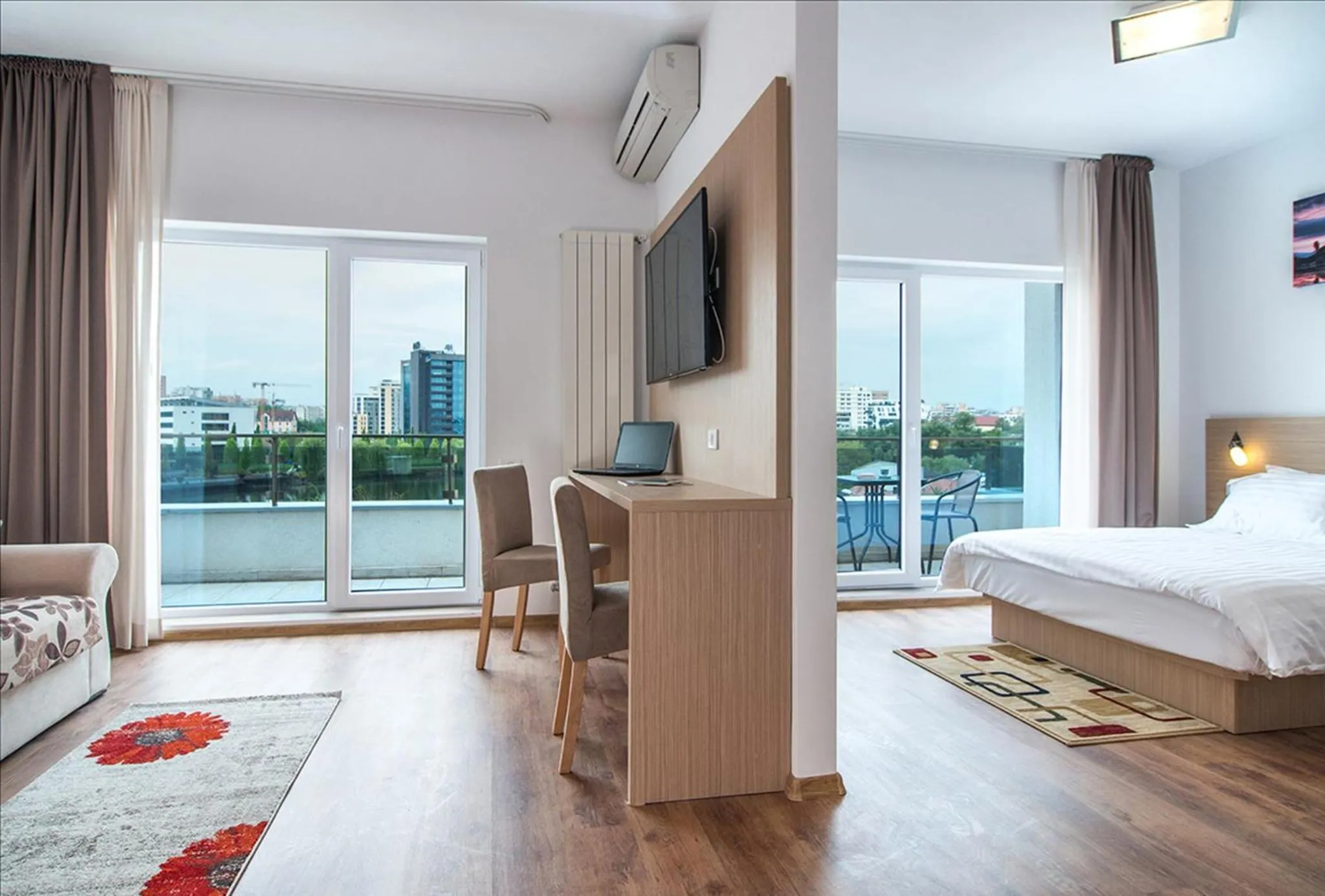 Day, Bed in Residence iL Lago