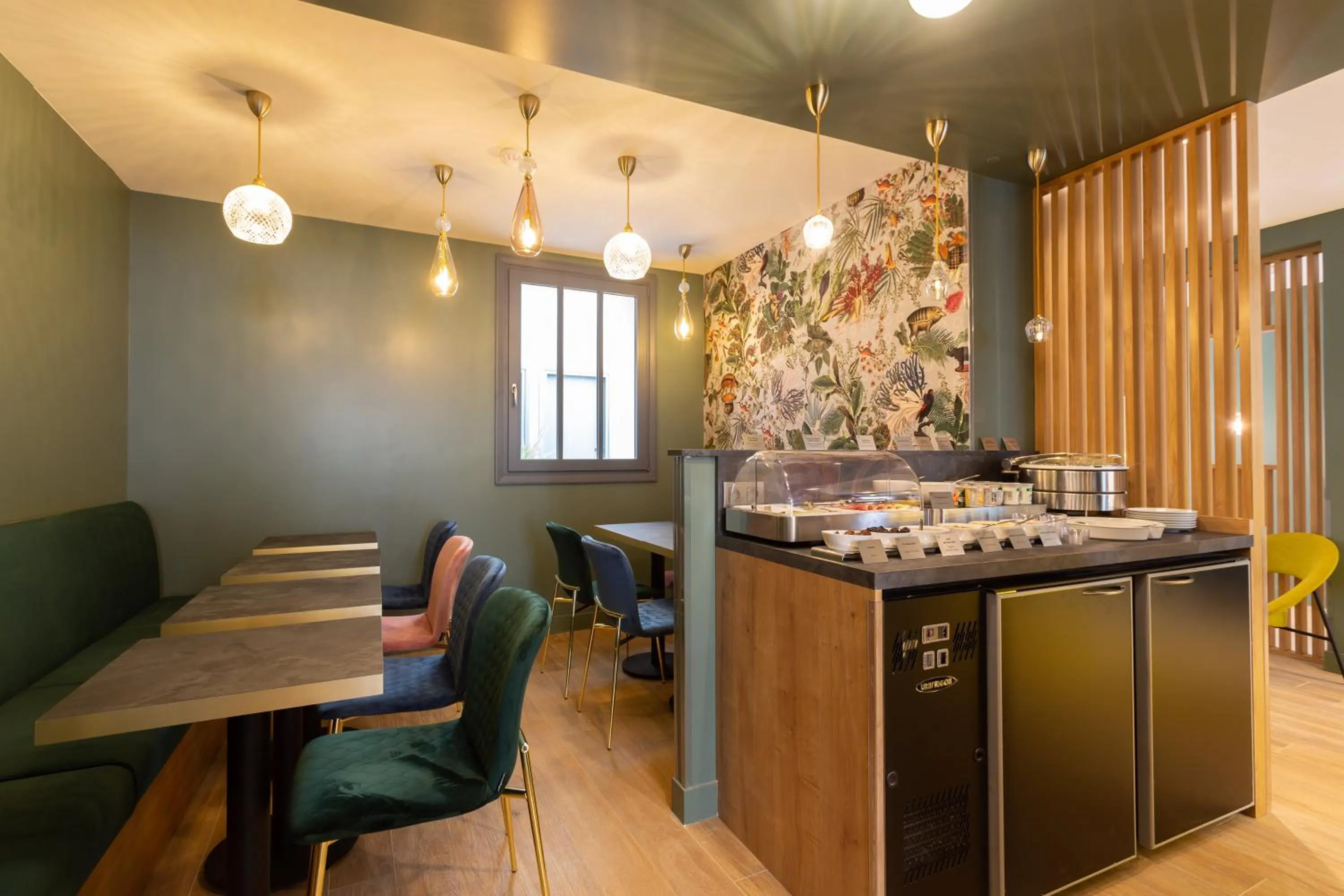 Breakfast in LOGIS Hôtel 15 Montparnasse