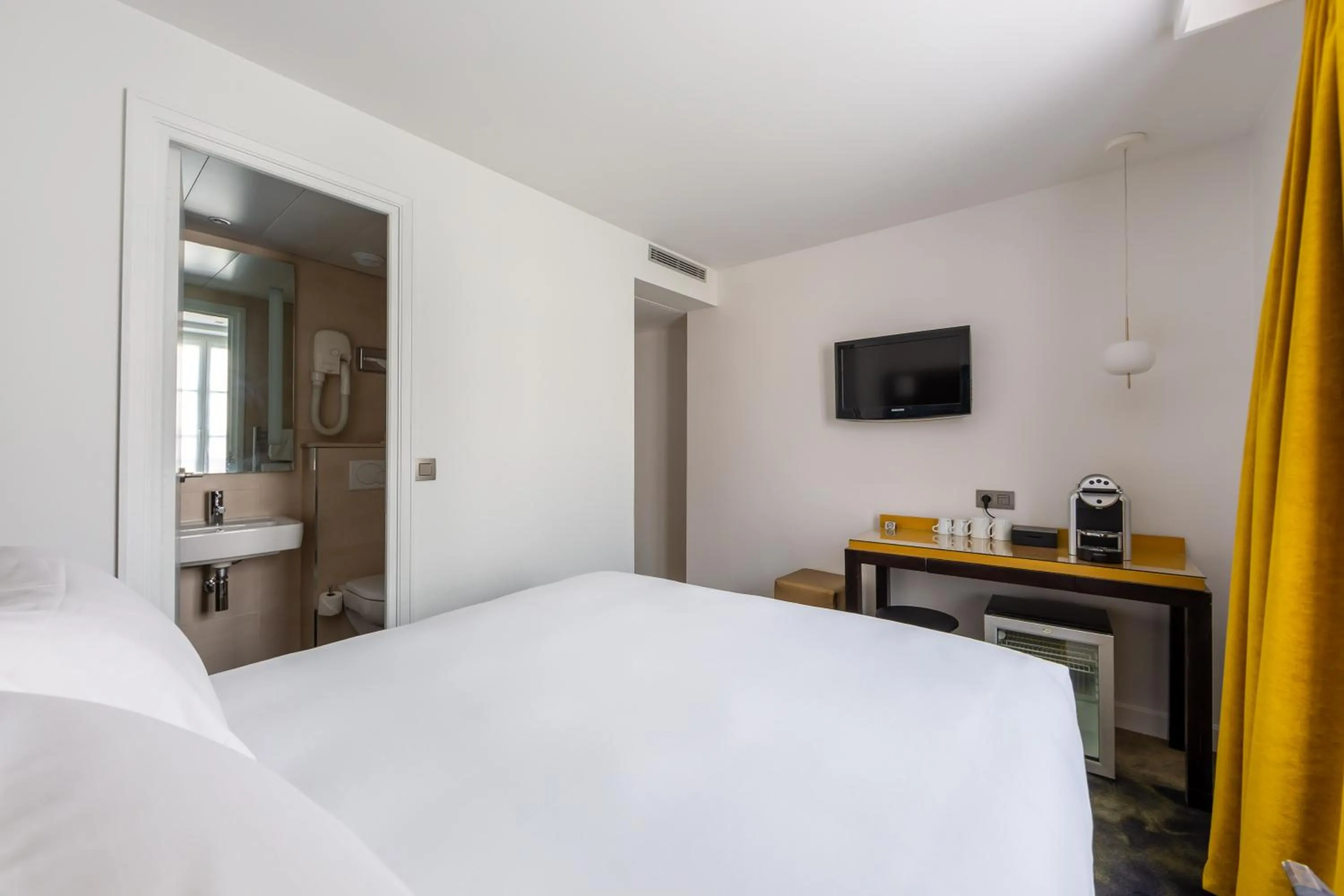 Bed in LOGIS Hôtel 15 Montparnasse