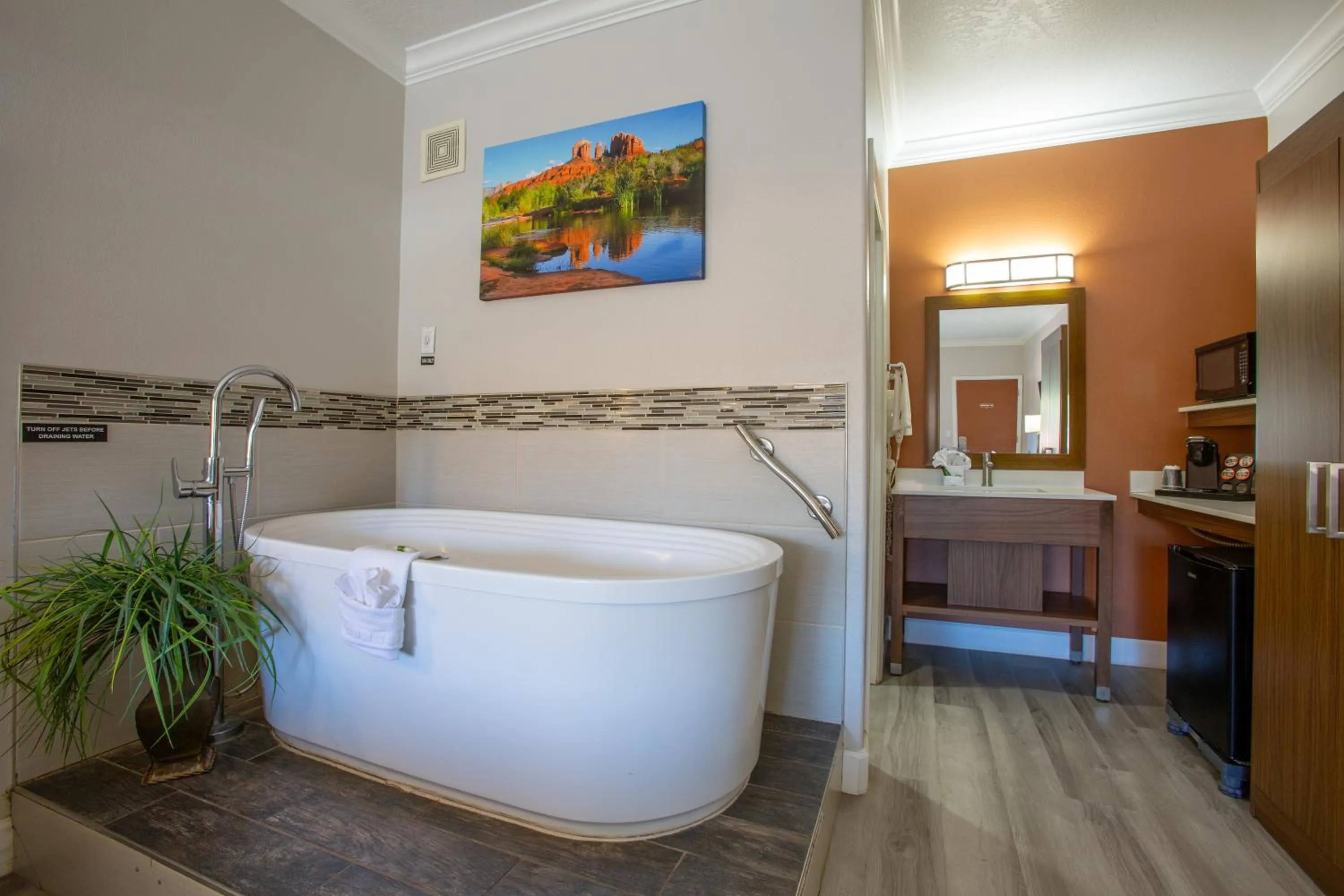 Hot Tub, Bed in Wildflower Inn at Bell Rock